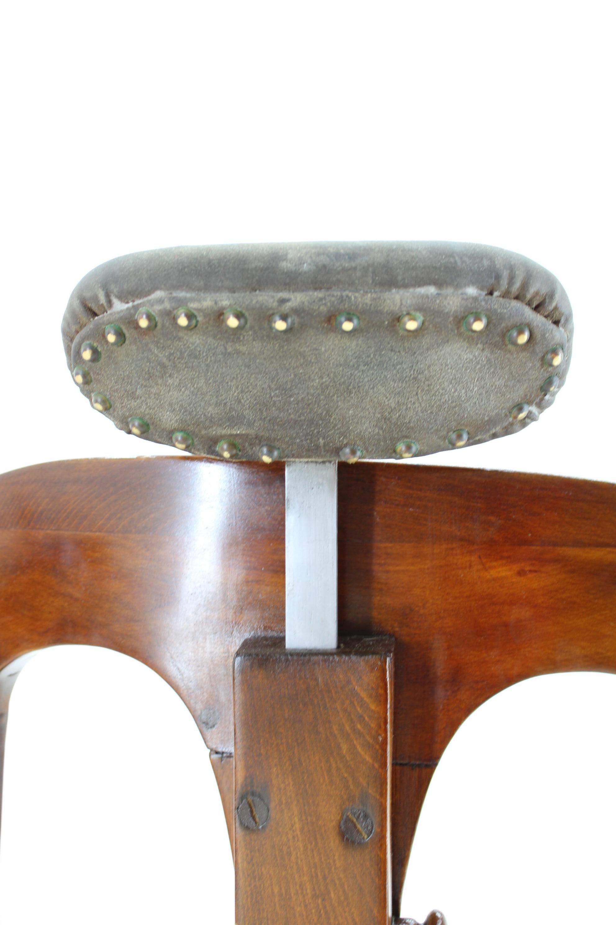 Rare chaise de barbier pivotante en hêtre restaurée des années 1920, Tchécoslovaquie en vente 8
