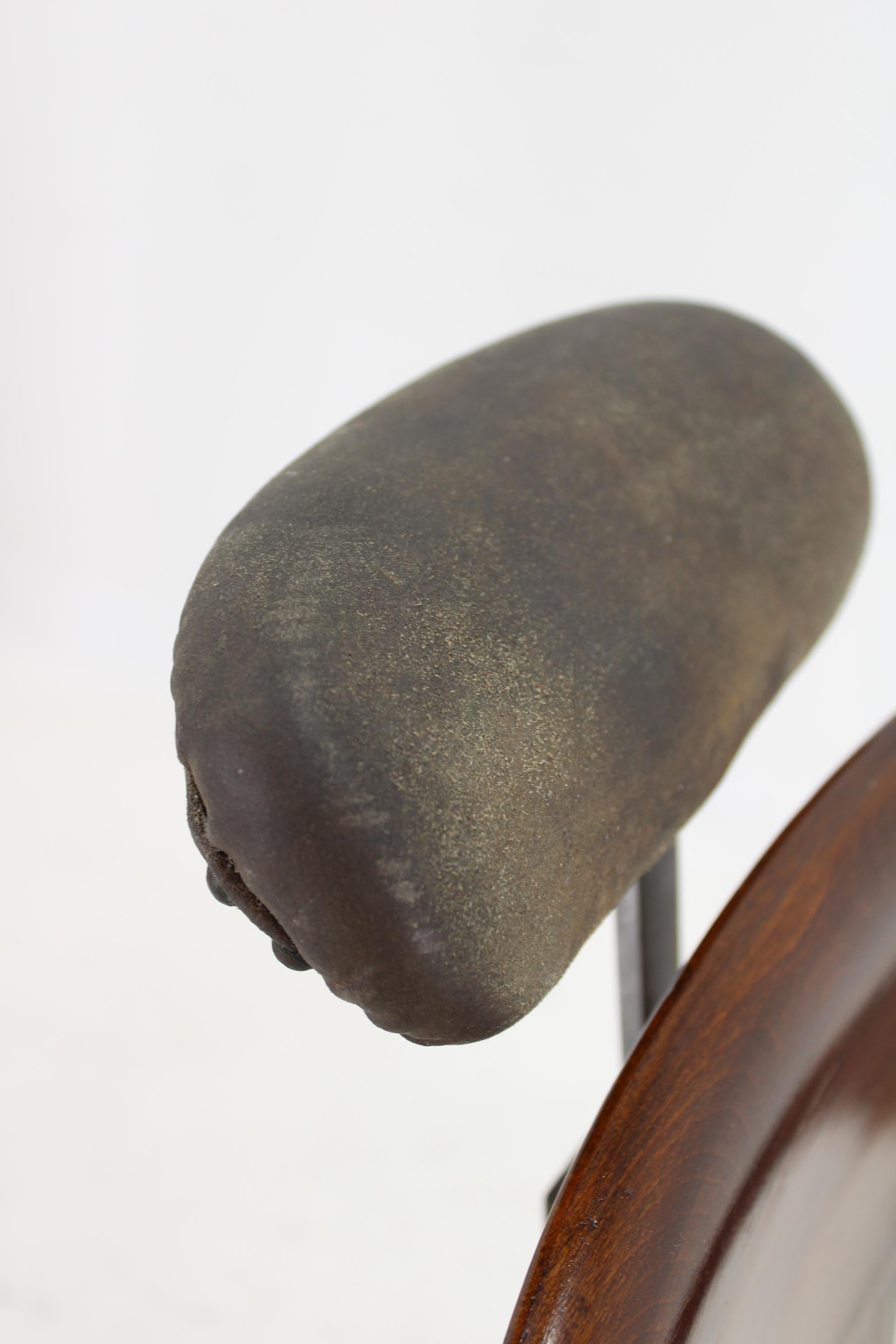 Rare chaise de barbier pivotante en hêtre restaurée des années 1920, Tchécoslovaquie en vente 9