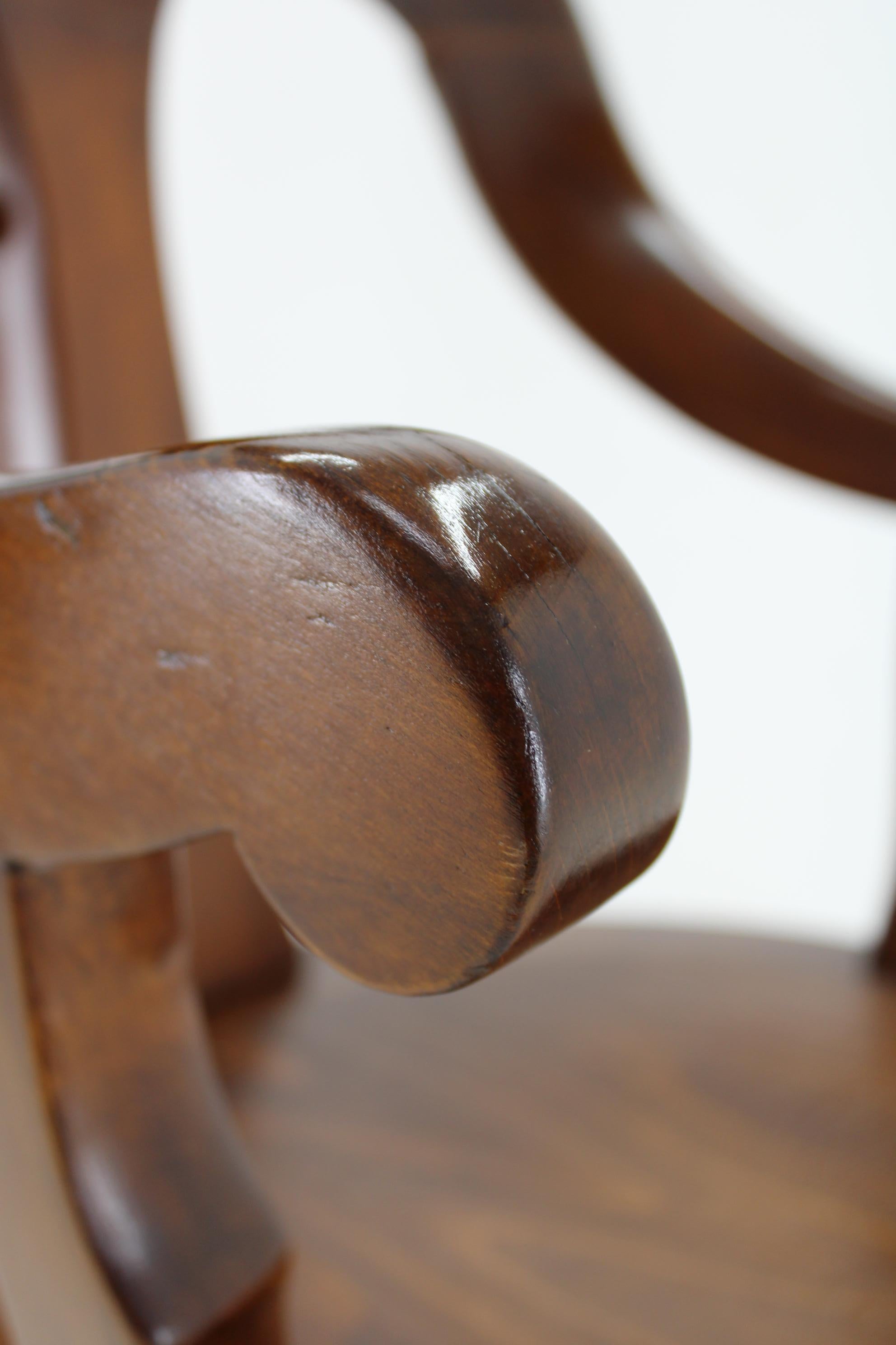 Rare chaise de barbier pivotante en hêtre restaurée des années 1920, Tchécoslovaquie en vente 10