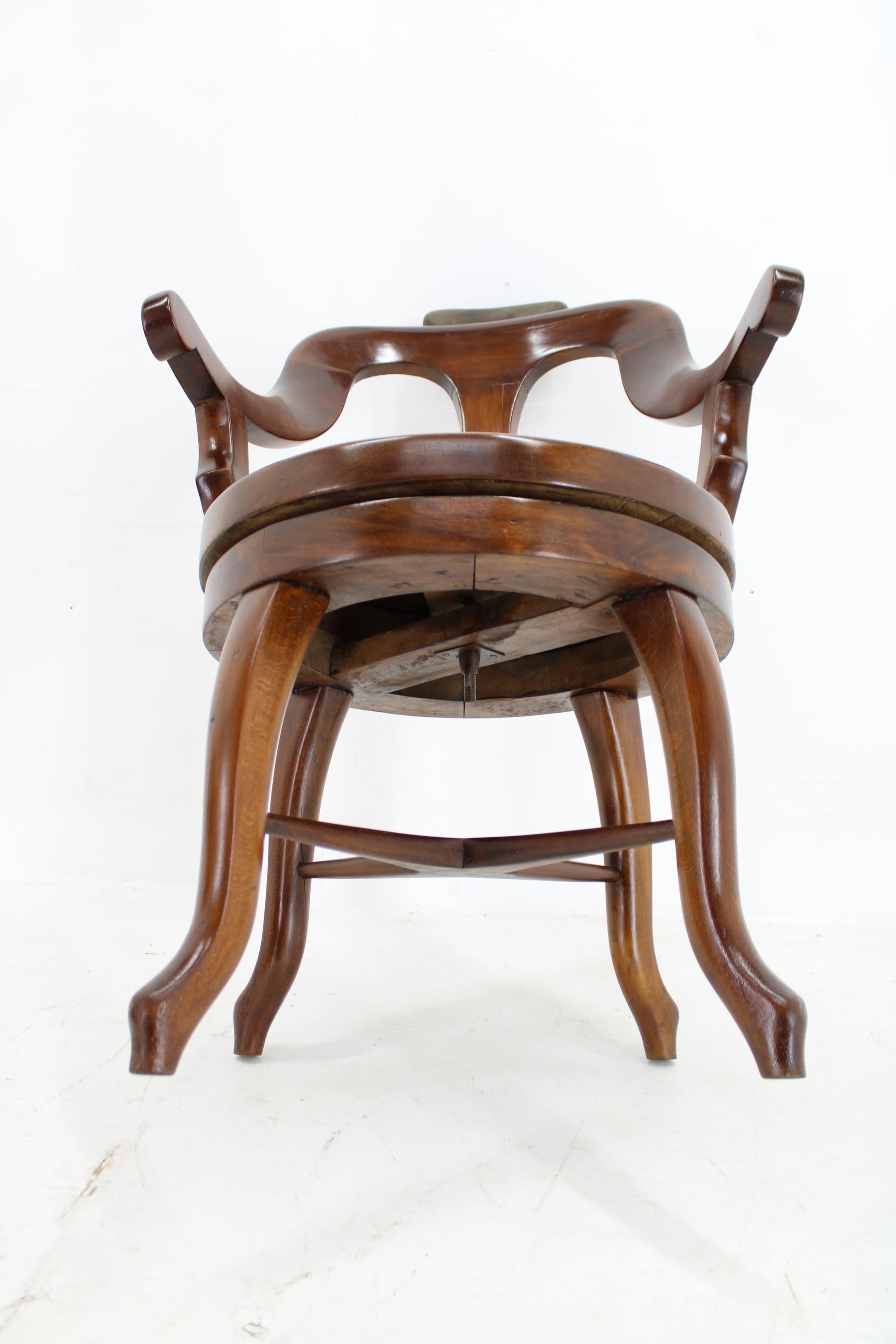 Rare chaise de barbier pivotante en hêtre restaurée des années 1920, Tchécoslovaquie en vente 11