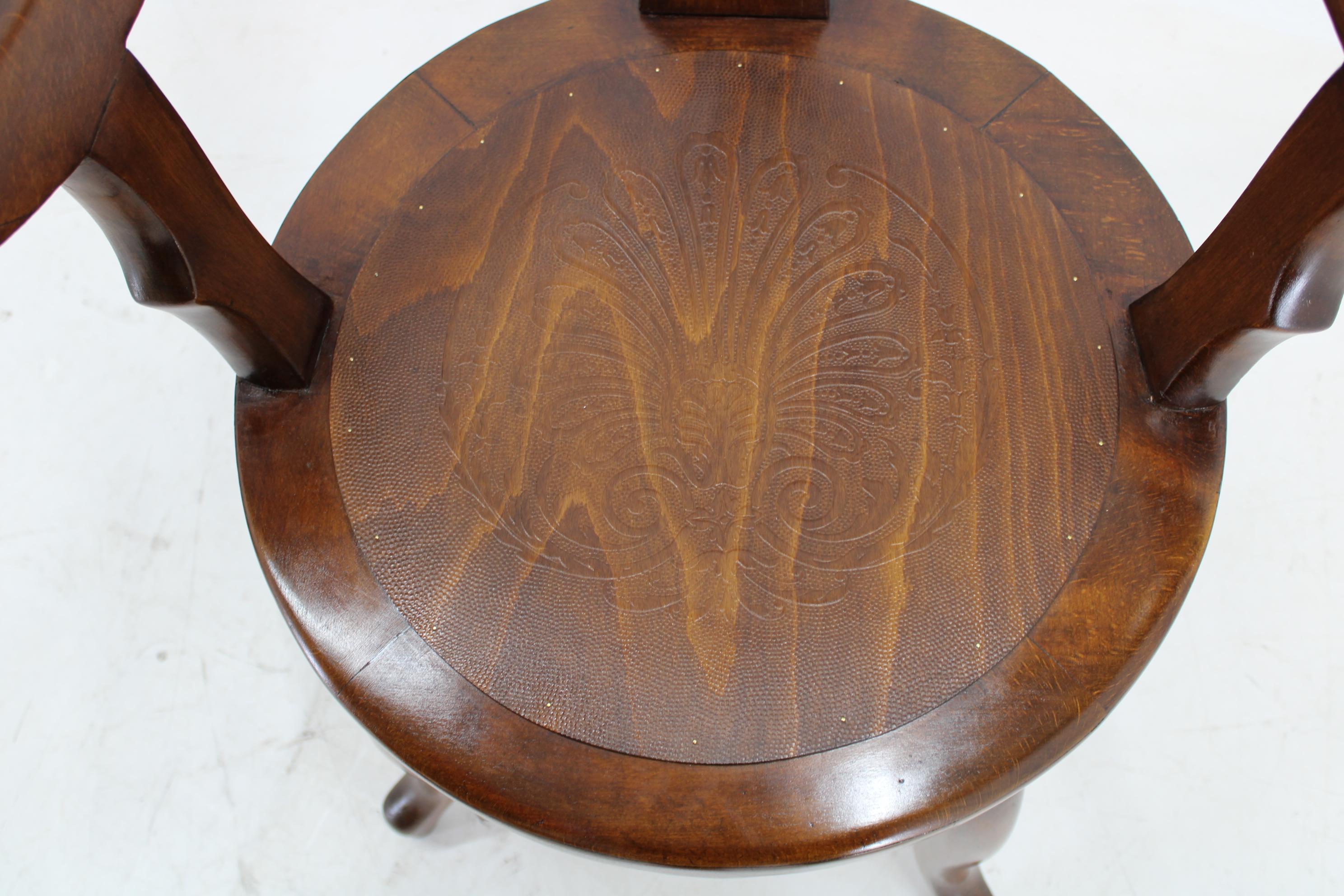 Rare chaise de barbier pivotante en hêtre restaurée des années 1920, Tchécoslovaquie en vente 12