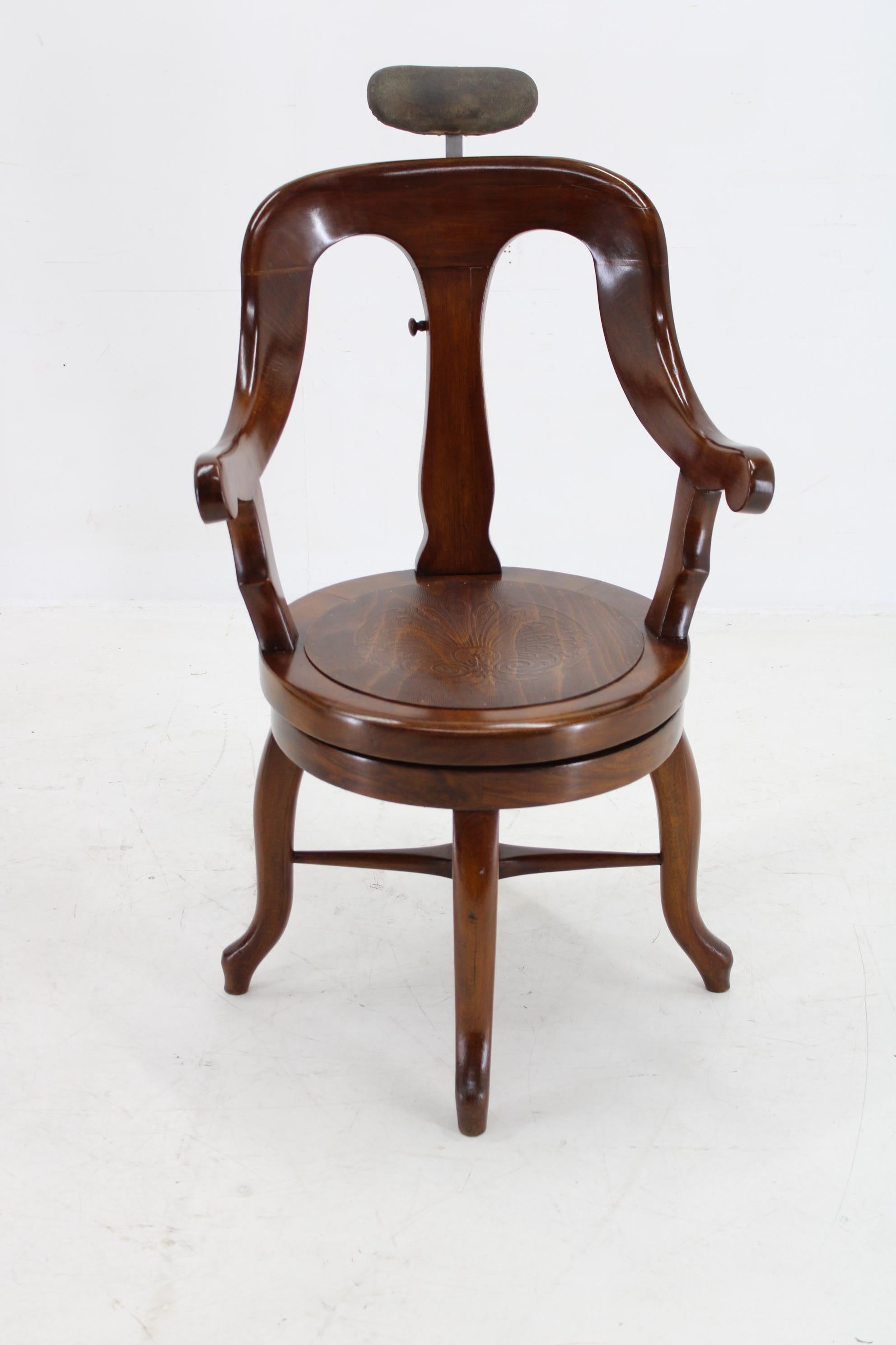 Mid-Century Modern Rare chaise de barbier pivotante en hêtre restaurée des années 1920, Tchécoslovaquie en vente