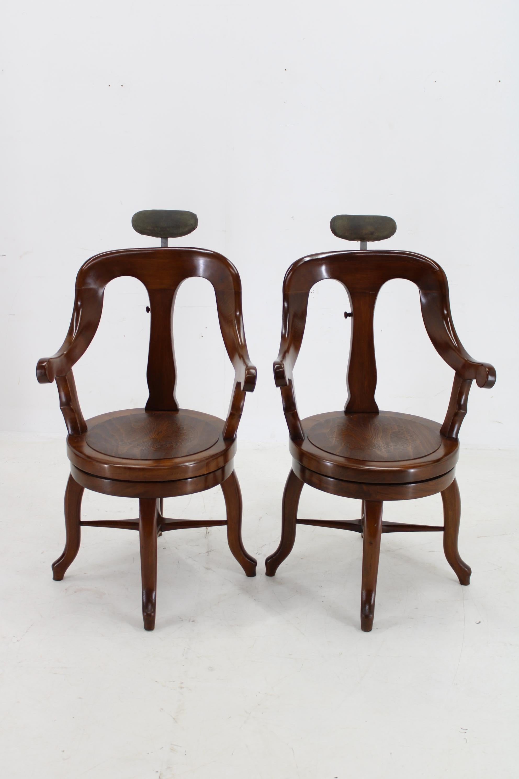 Tchèque Rare chaise de barbier pivotante en hêtre restaurée des années 1920, Tchécoslovaquie en vente