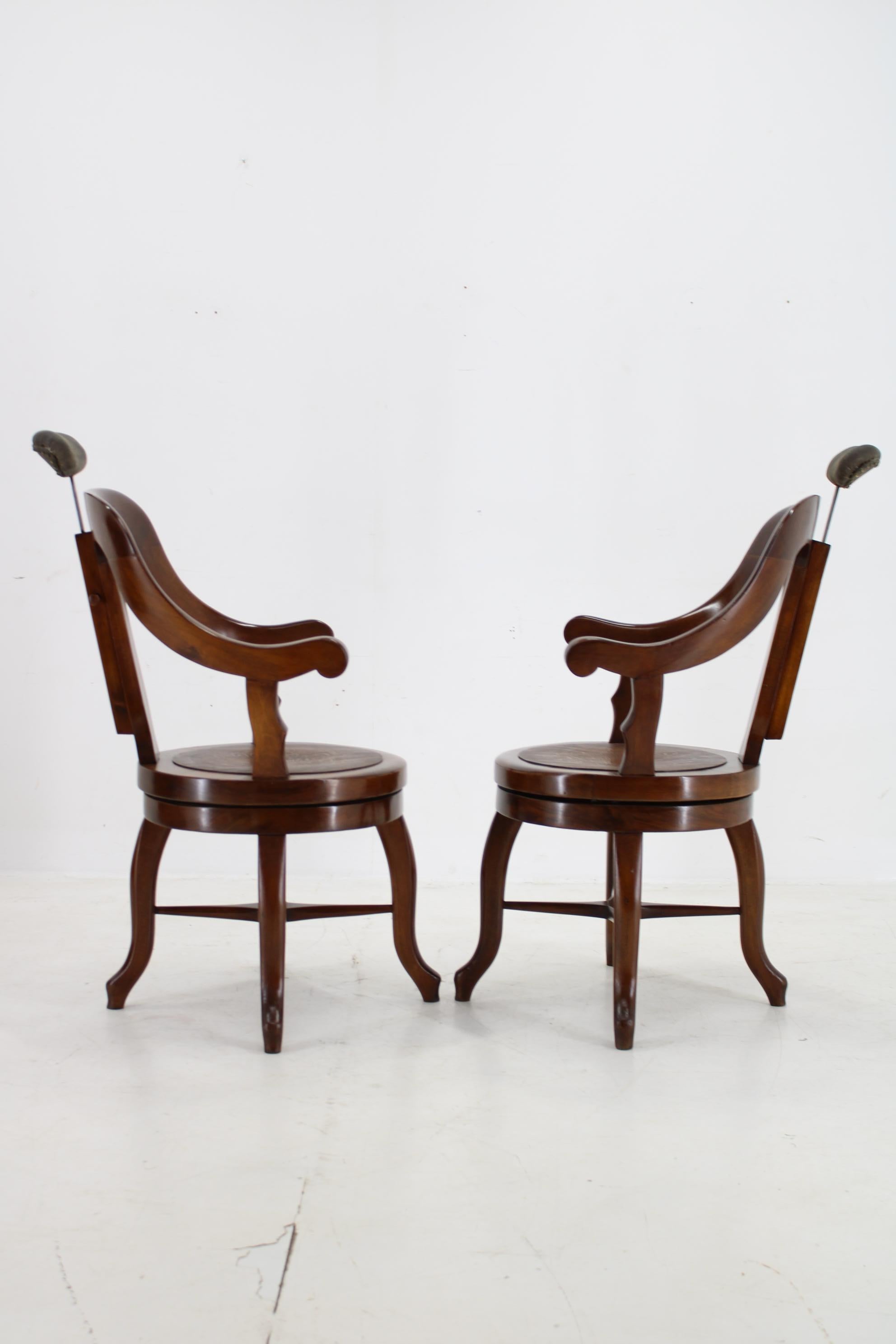 Rare chaise de barbier pivotante en hêtre restaurée des années 1920, Tchécoslovaquie Bon état - En vente à Praha, CZ