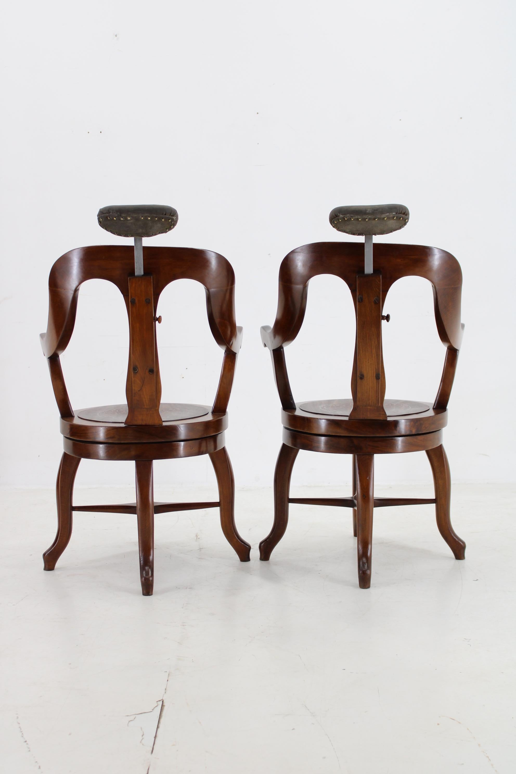 Début du 20ème siècle Rare chaise de barbier pivotante en hêtre restaurée des années 1920, Tchécoslovaquie en vente