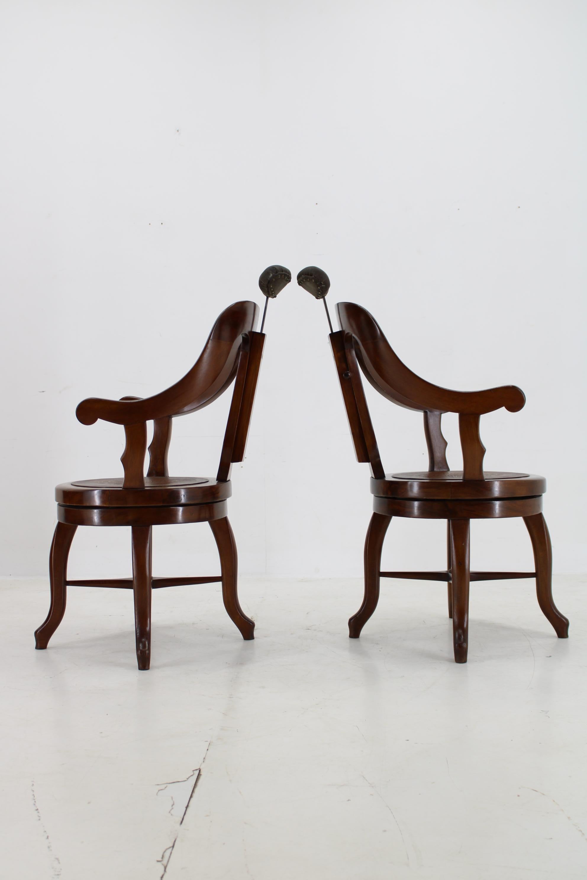 Bois Rare chaise de barbier pivotante en hêtre restaurée des années 1920, Tchécoslovaquie en vente