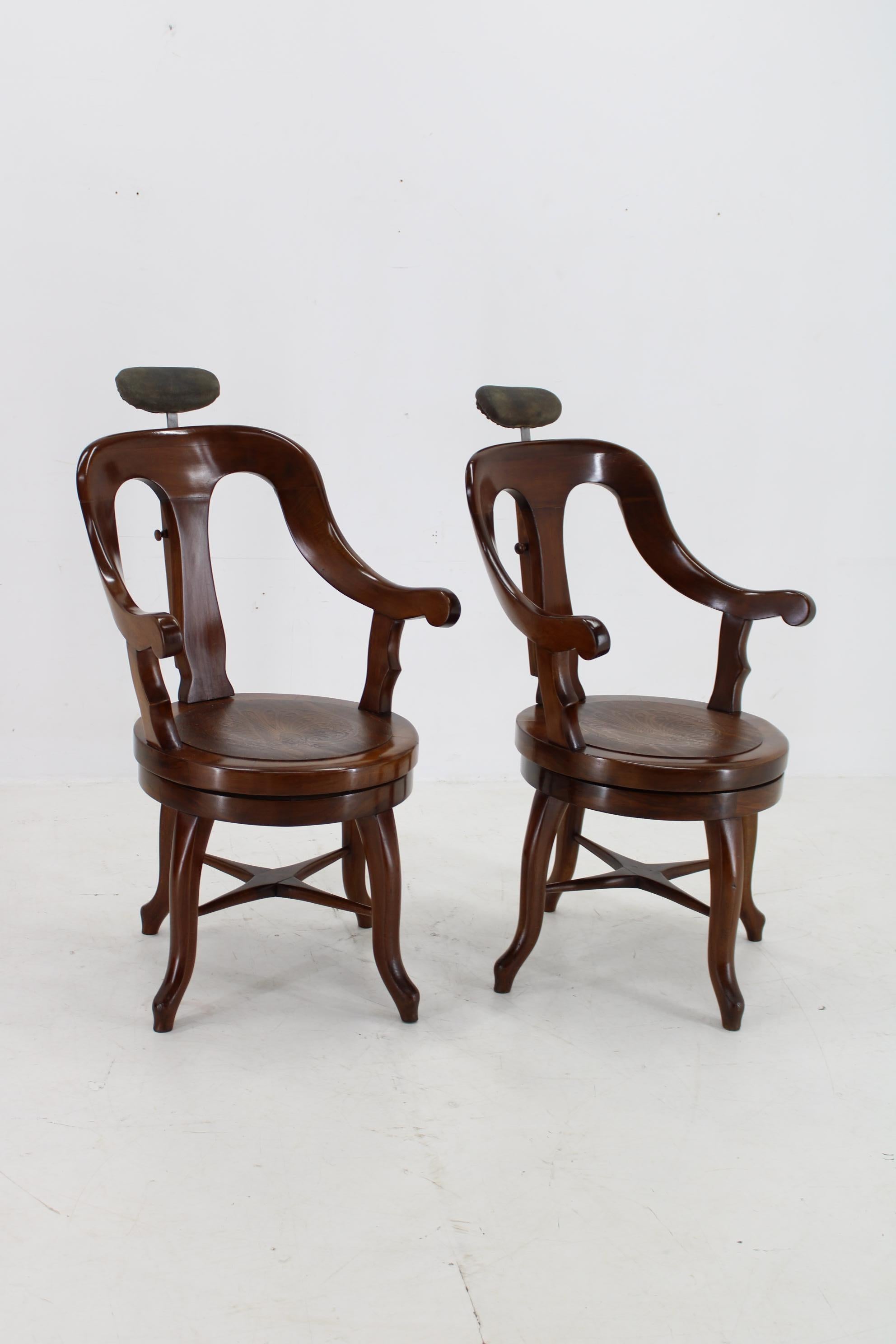 Rare chaise de barbier pivotante en hêtre restaurée des années 1920, Tchécoslovaquie en vente 1