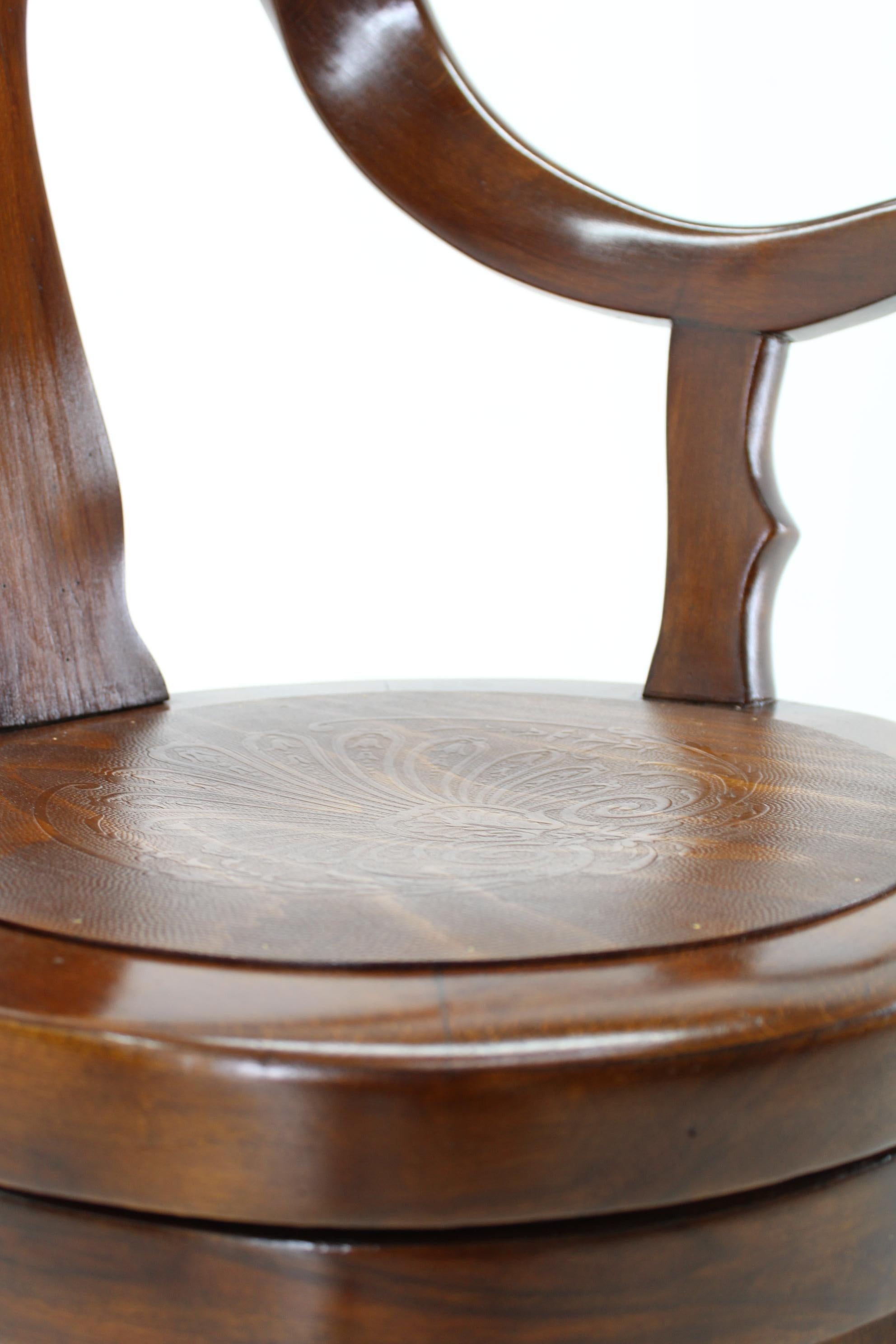 Rare chaise de barbier pivotante en hêtre restaurée des années 1920, Tchécoslovaquie en vente 2