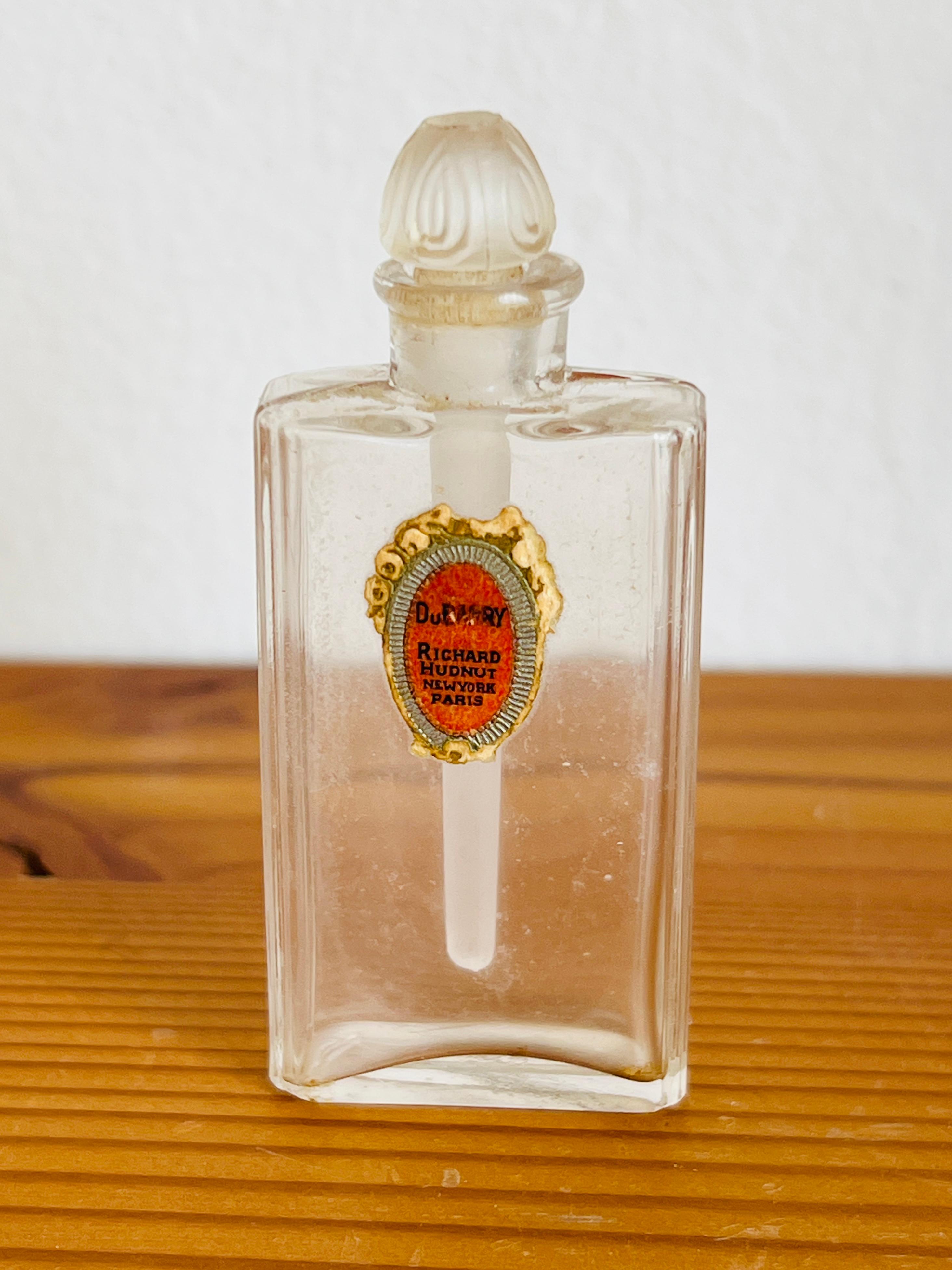 Dieser sehr seltene Miniatur-Parfümflakon enthielt einst das Parfüm Dubarry von Richard Hudnut. 

Größe: 2-1/4