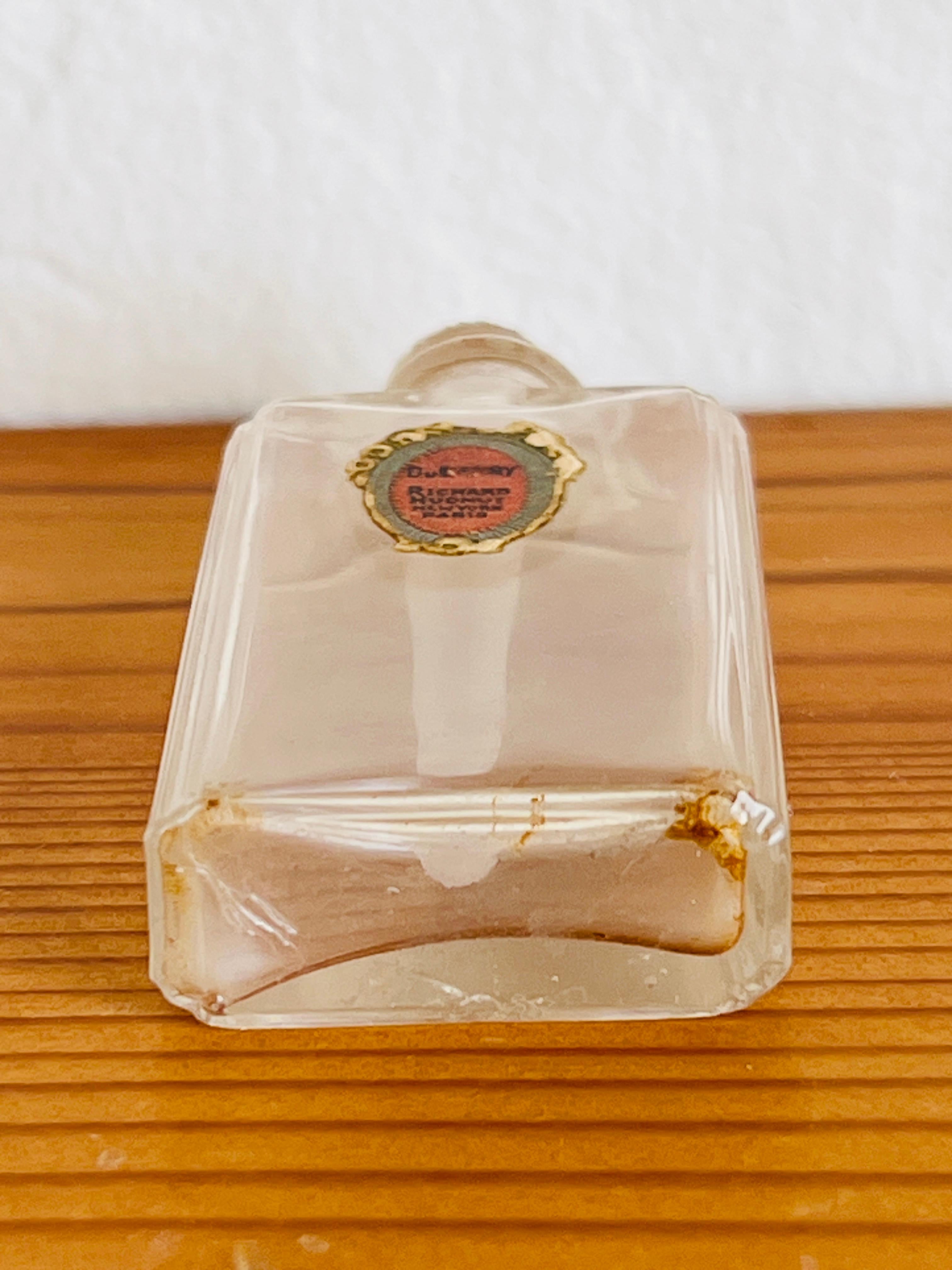 Art nouveau Bouteille de parfum Richard Hudnut Dubarry des années 1920 Bouchon en verre moulé et givré en vente
