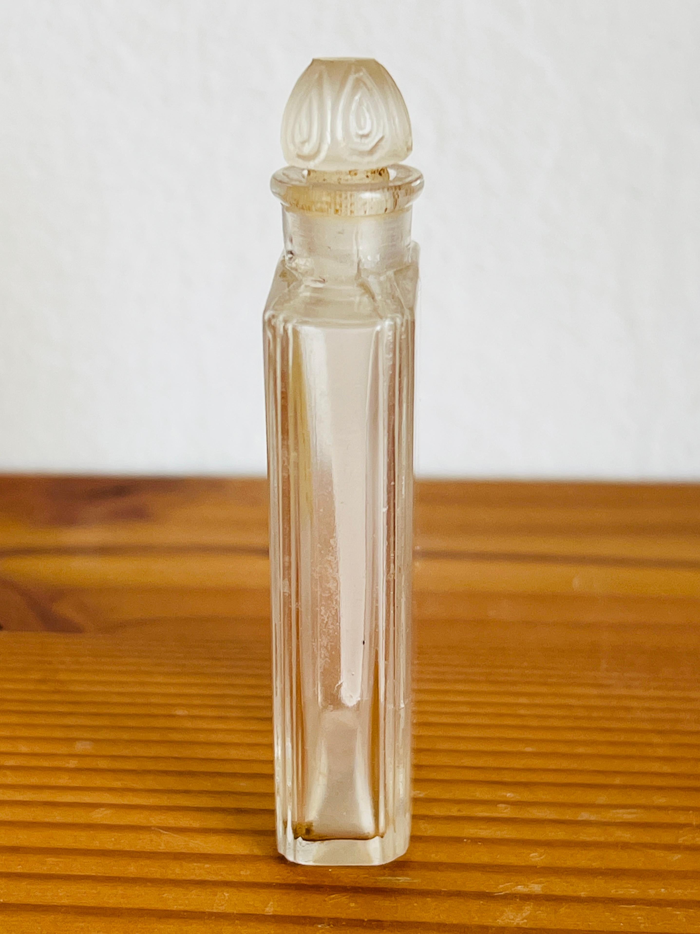 Bouteille de parfum Richard Hudnut Dubarry des années 1920 Bouchon en verre moulé et givré Bon état - En vente à Sausalito, CA
