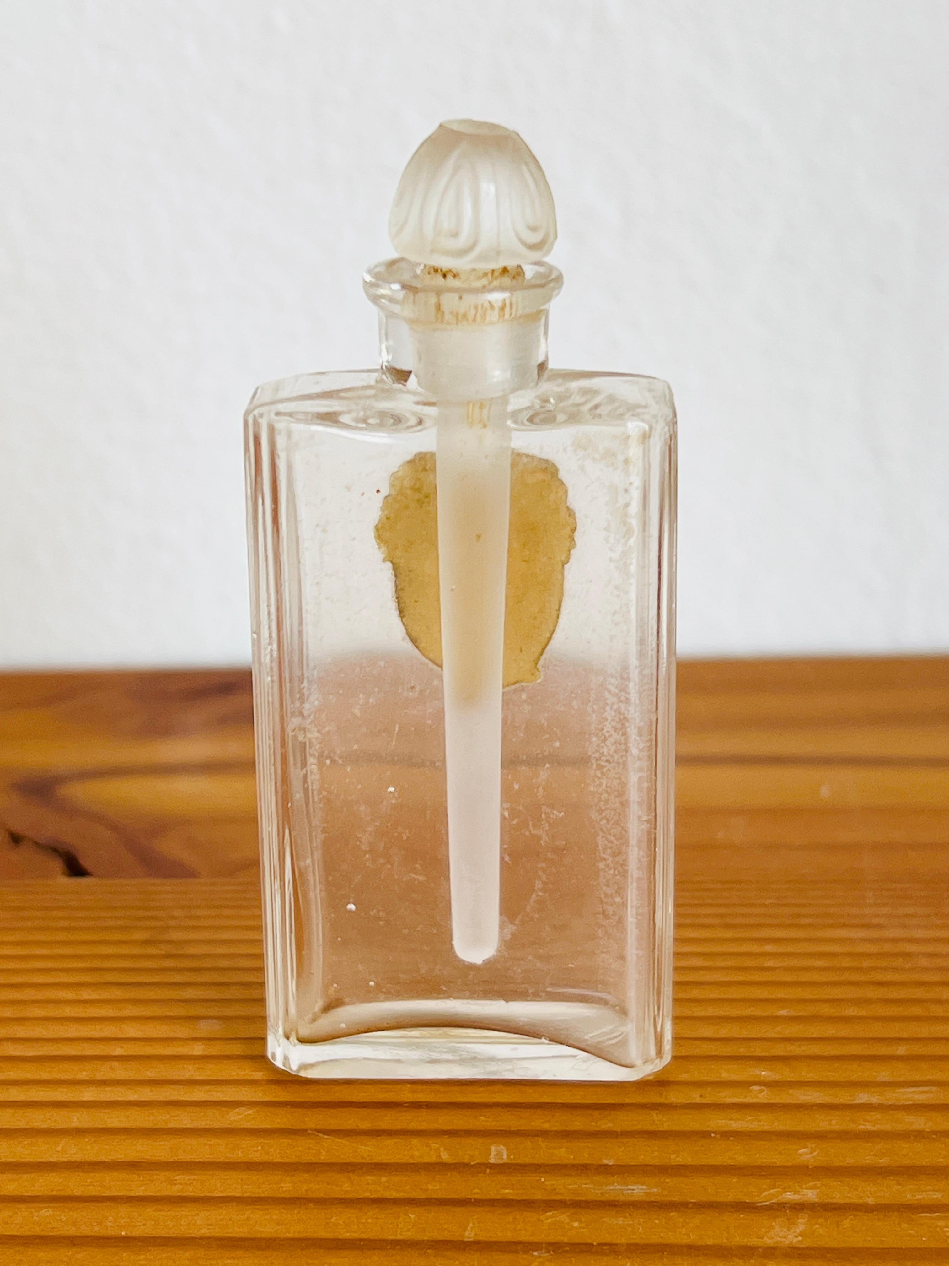 1920er Jahre Richard Hudnut Dubarry Parfüm Flasche Glas Dauber geformt gefrostet Stopper für Damen oder Herren im Angebot