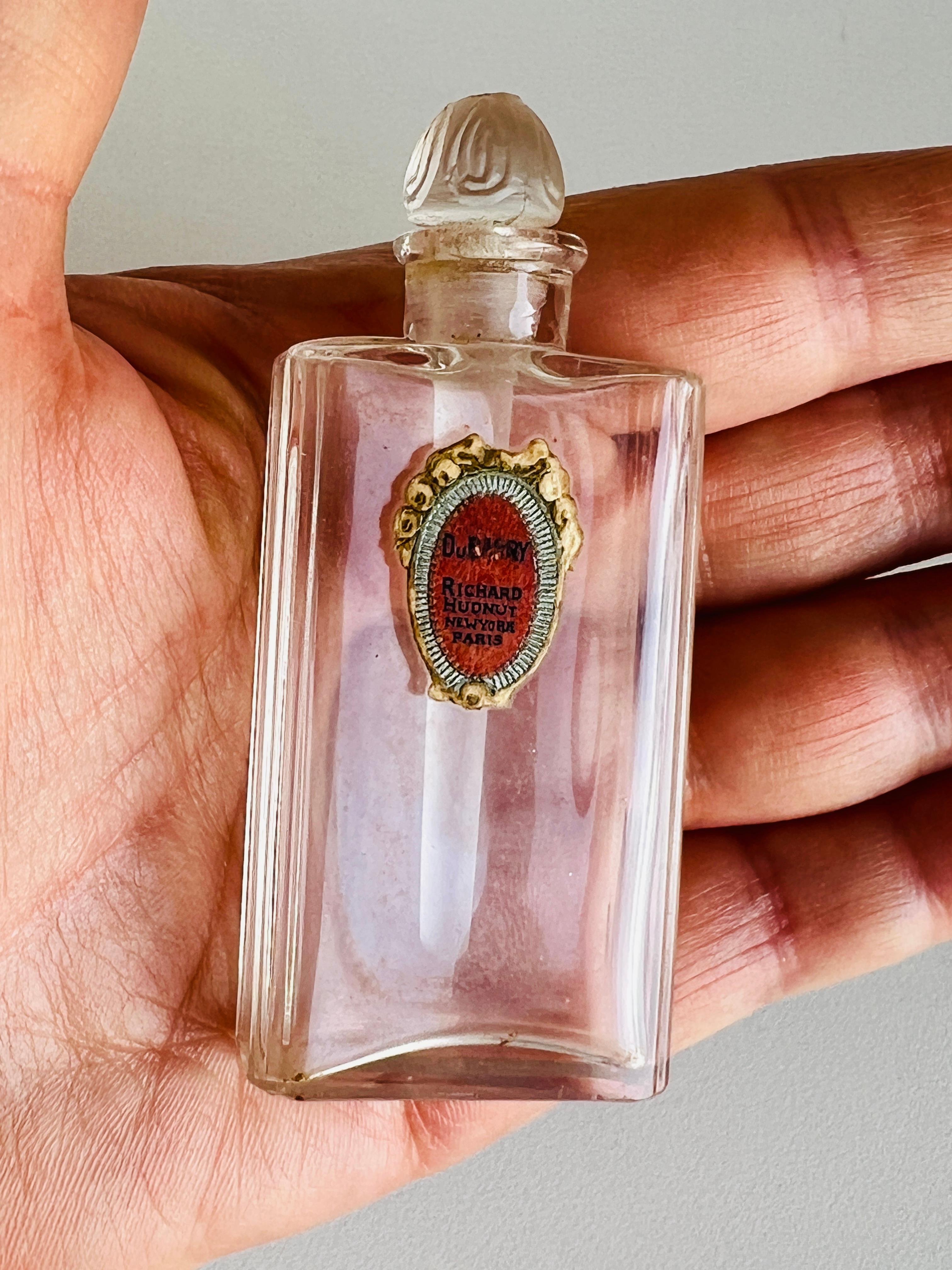 1920s Richard Hudnut Dubarry Perfume Bottle Glass Dauber Moulded Frosted Stopper In Good Condition For Sale In Sausalito, CA