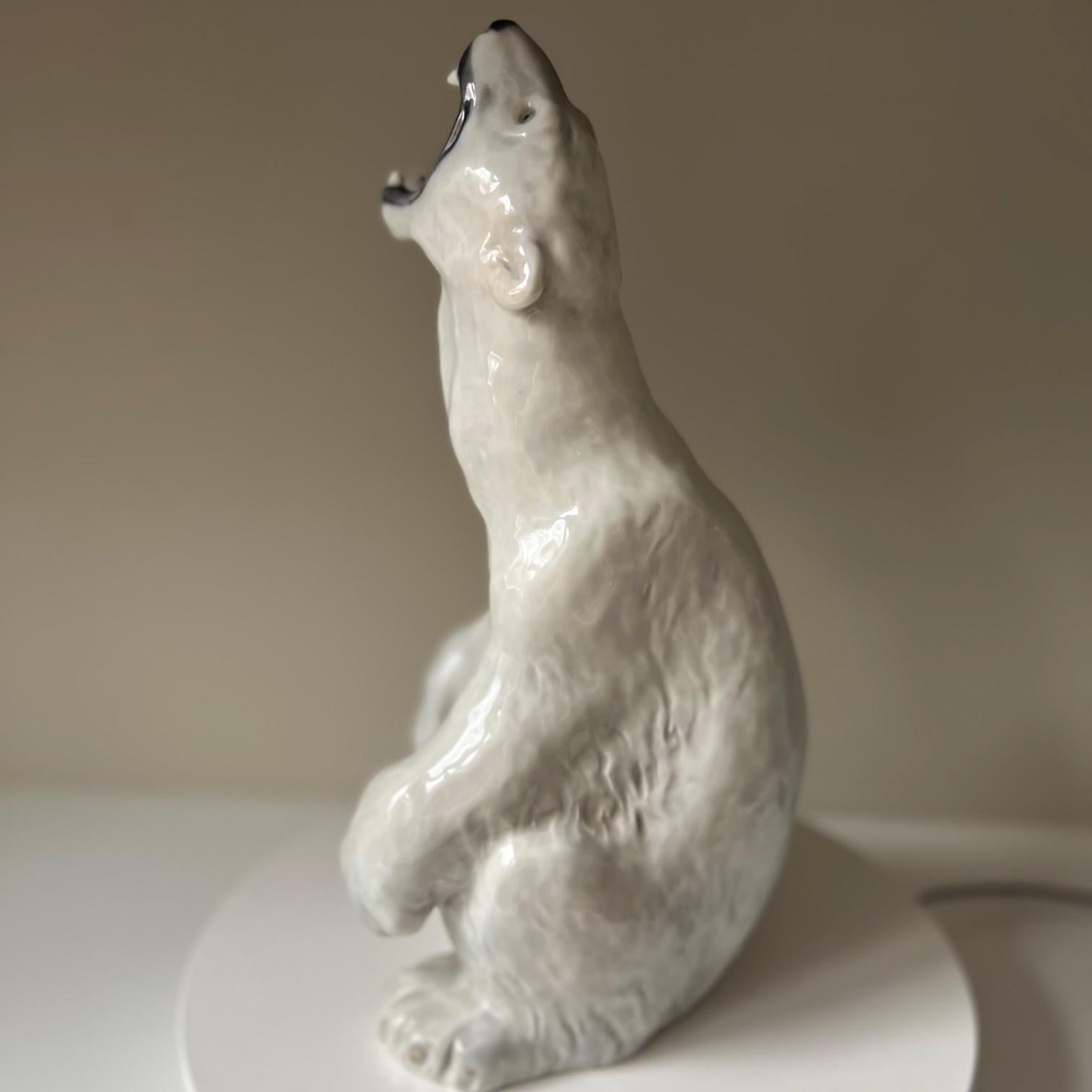 Figurina di orso polare in porcellana di Royal Copenhagen, modello 502. 

Grande statuetta di orso polare ruggente in porcellana disegnata da Carl Frederik Liisberg per Royal Copenhagen. Progettato originariamente nel 1901, questo esemplare risale