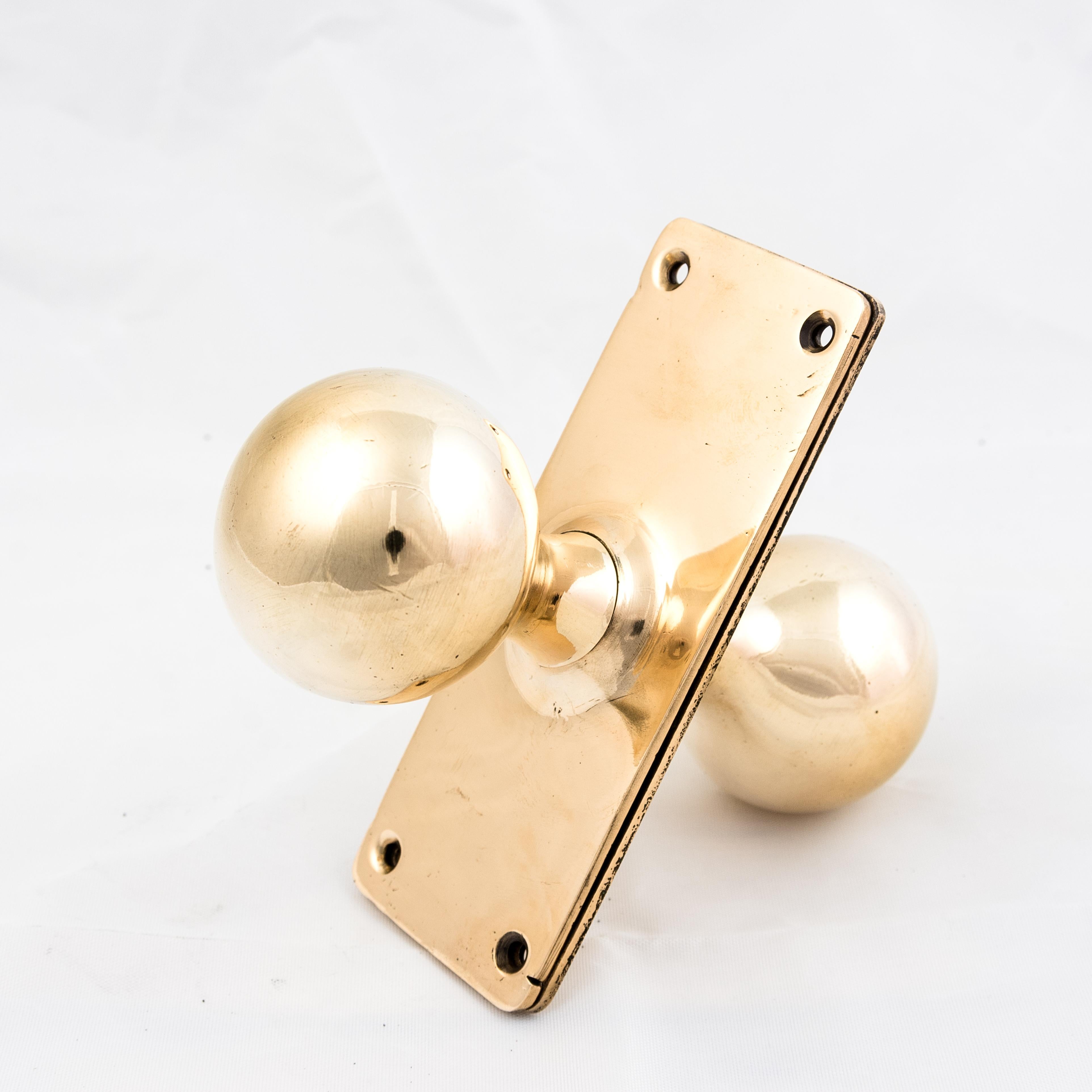 1920s rose brass door knobs, on rectangular backplates.
In perfect working order and ready to use.
