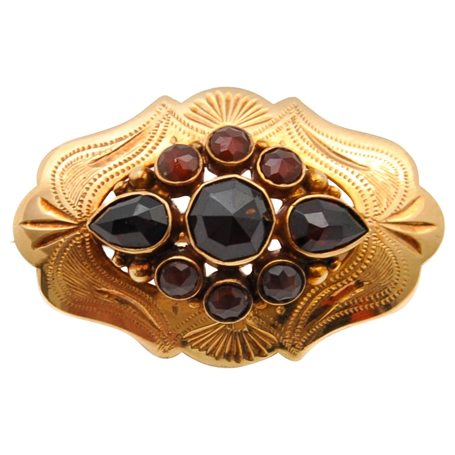 Broche en or 14 carats gravée en grenat taillé en rose des années 1920