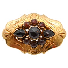 Broche en or 14 carats gravée en grenat taillé en rose des années 1920