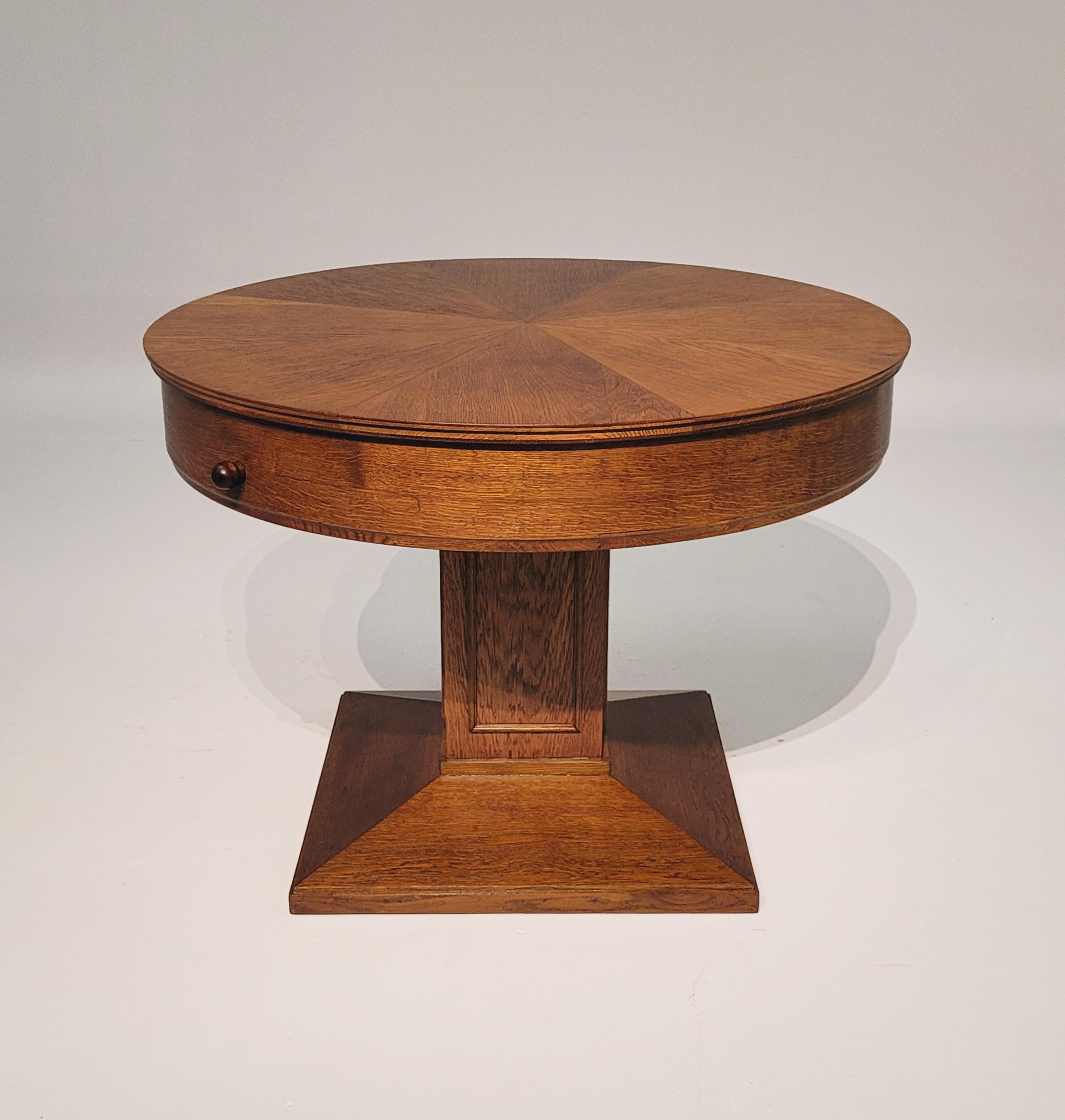Very rare Liegnitzer Ringtisch. Round dining table.

Liegnitz (workshop Josef Seiler)
Oak
1920s

Dimensions: height 78 cm, diameter 110 cm - 155 cm

Description:
This exceptional dining table from the 1920s has the rare ability to increase