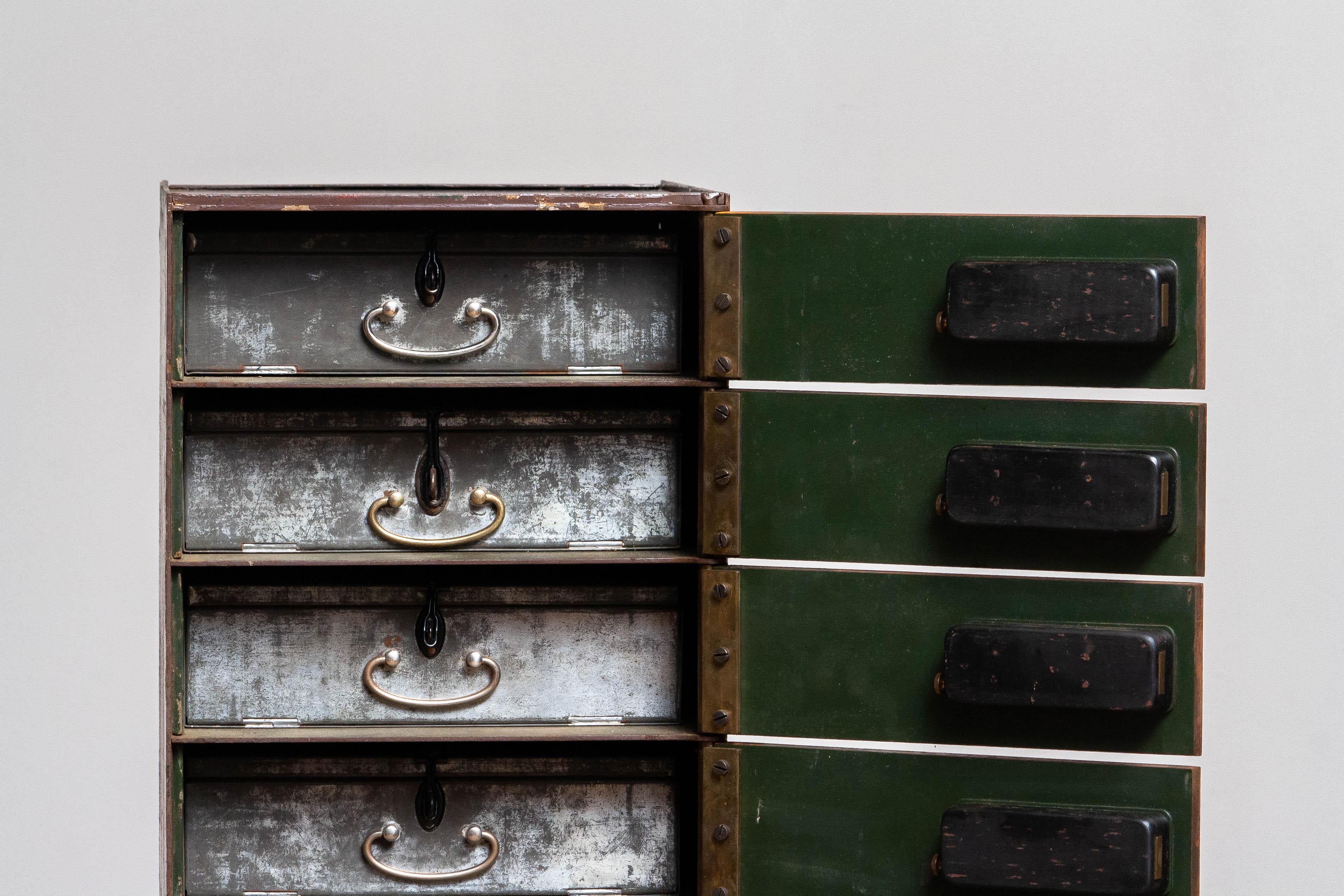 1920er Jahre Reihe von acht Sicherheits deposit Boxen / Sicherheitsschlossen aus einer Bank Safe im Zustand „Gut“ im Angebot in Silvolde, Gelderland