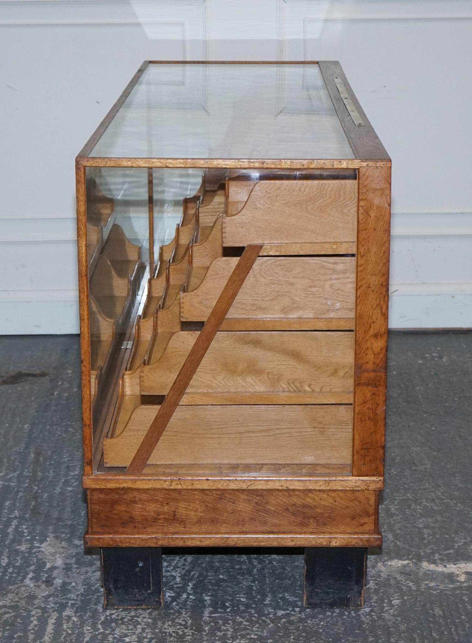1920'S RUDDUCK LONDON HABERDASHERY ENGLISH OAK SHOP DiSPLAY COUNTER 16 DRAWERS In Good Condition In Pulborough, GB