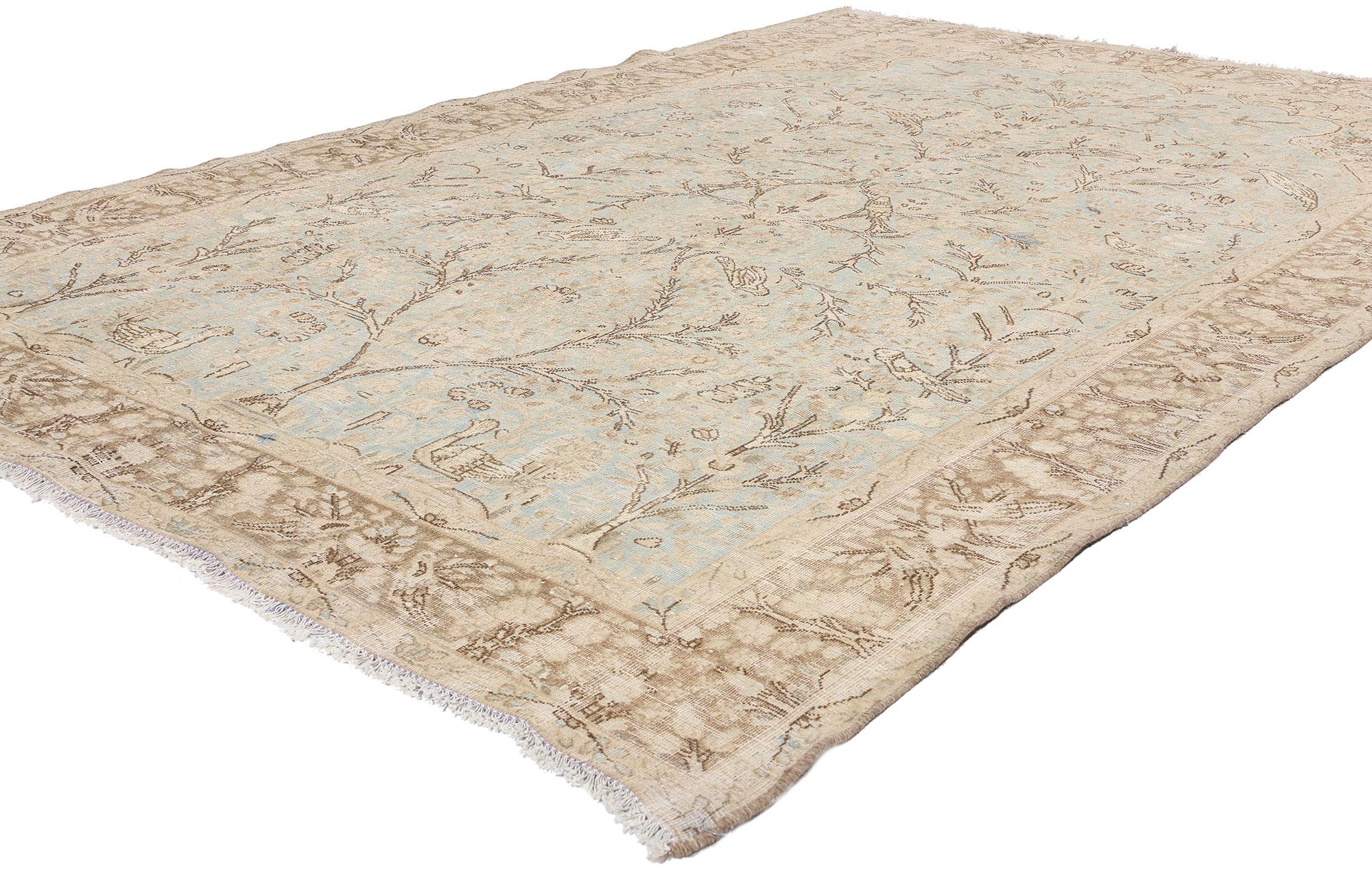 61383 Tapis persan ancien à motifs de prières Tabriz, 06'03 x 09'07. Cet exquis tapis pictural persan Tabriz antique en laine nouée à la main présente un tableau serein, riche en signification historique et culturelle. Sa finition antique accentue
