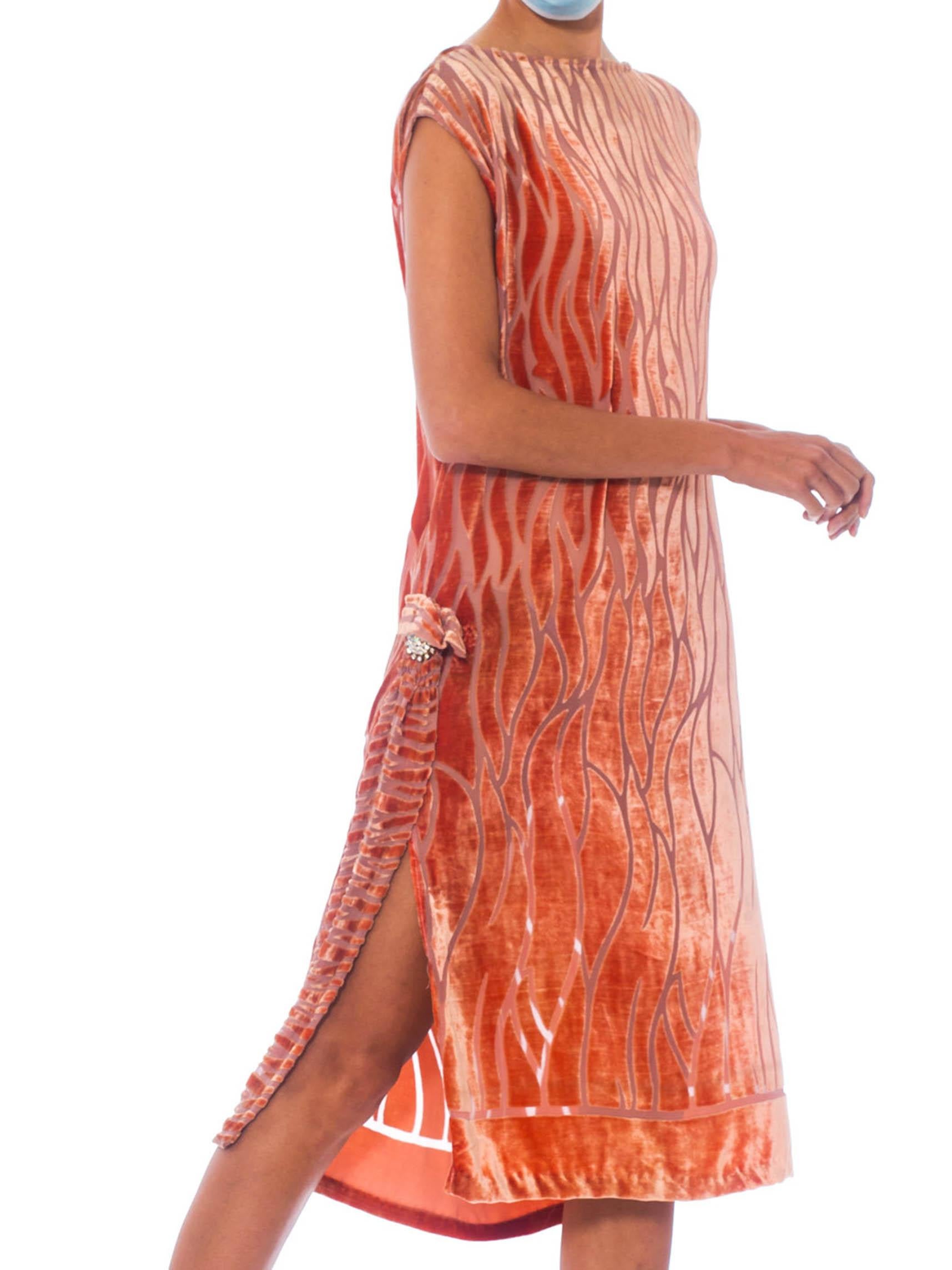 Lachsfarbener Seiden-Ausbrenner-Samt aus den 1920er Jahren  Kleid mit Strassbrosche und seitlichem Schlitz im Zustand „Hervorragend“ im Angebot in New York, NY