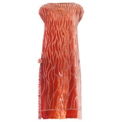 Velours de soie saumon brûlé en velours des années 1920  Robe avec broche en strass et fente latérale