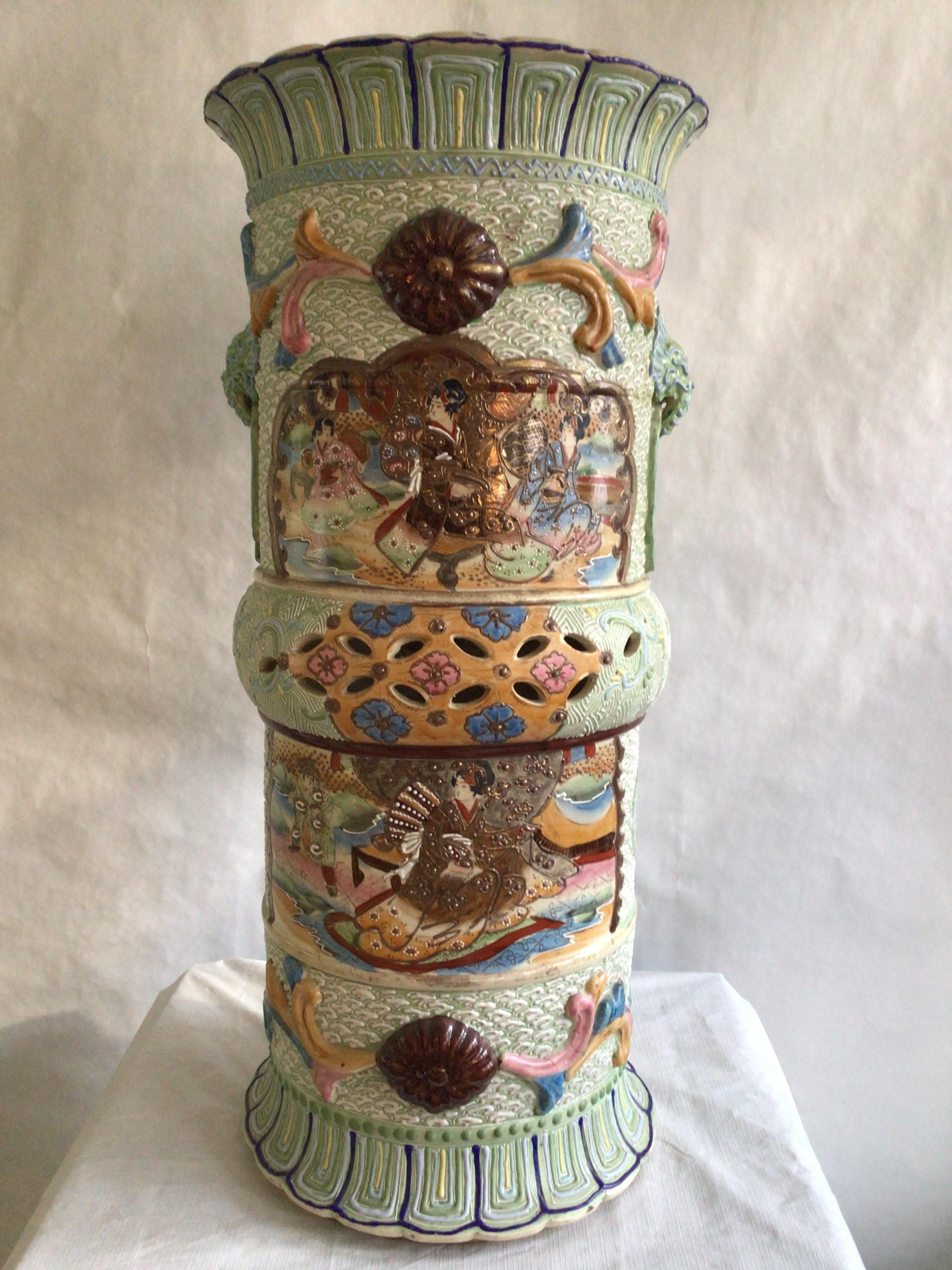 Keramikschirmständer im Satsuma-Stil der 1920er Jahre mit gemalten und erhabenen Motiven, die eine orientalische Szene mit einer Geisha sowie florale und gemusterte Verzierungen zeigen 
Schöne glasierte Farbgebung in Pfirsich, Blau, Rot, Hellgrün,