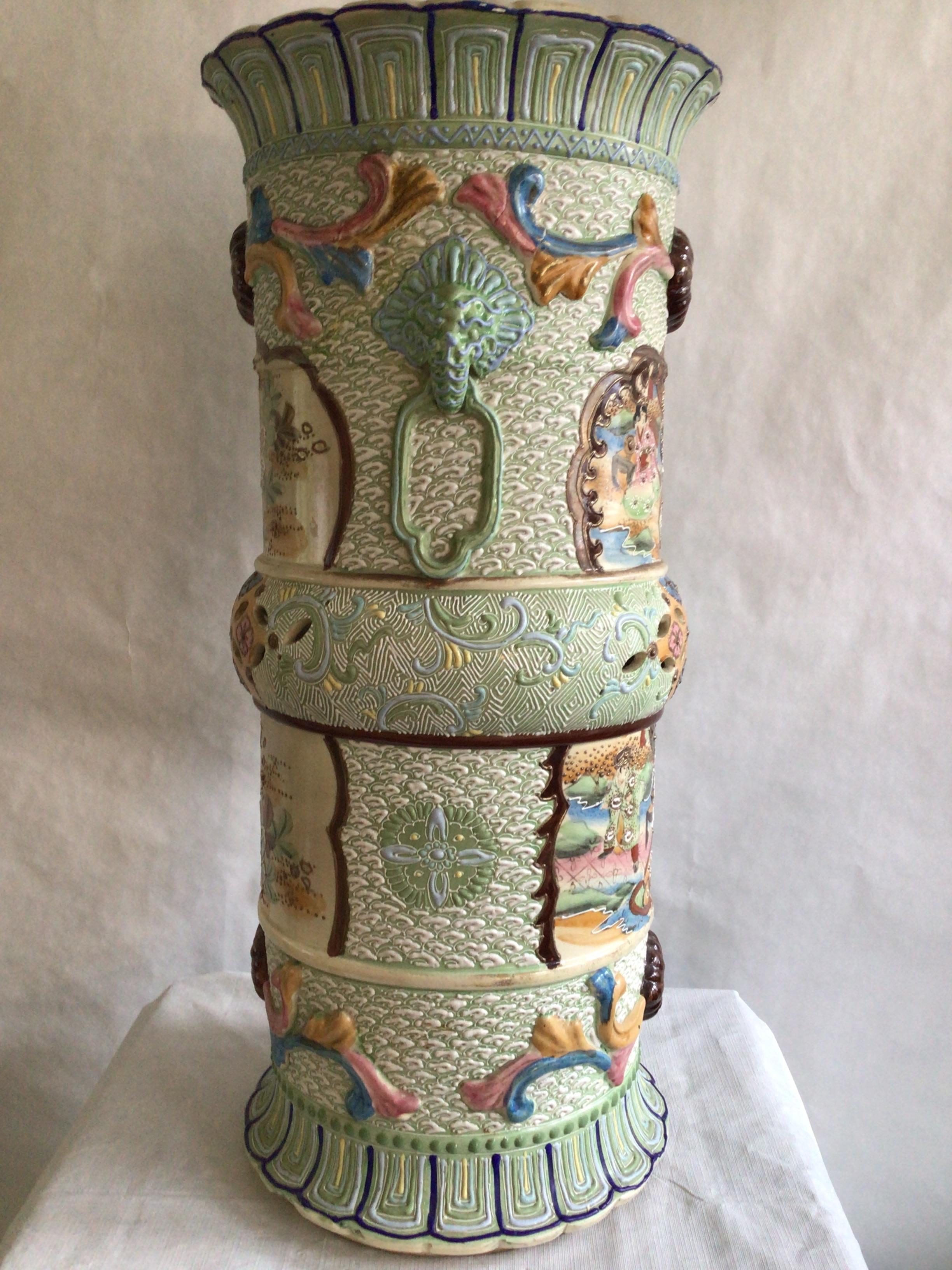 1920er Jahre Satsuma Stil keramischen Umbrella Stand mit gemalten und erhabenen Motiven (Glasiert) im Angebot