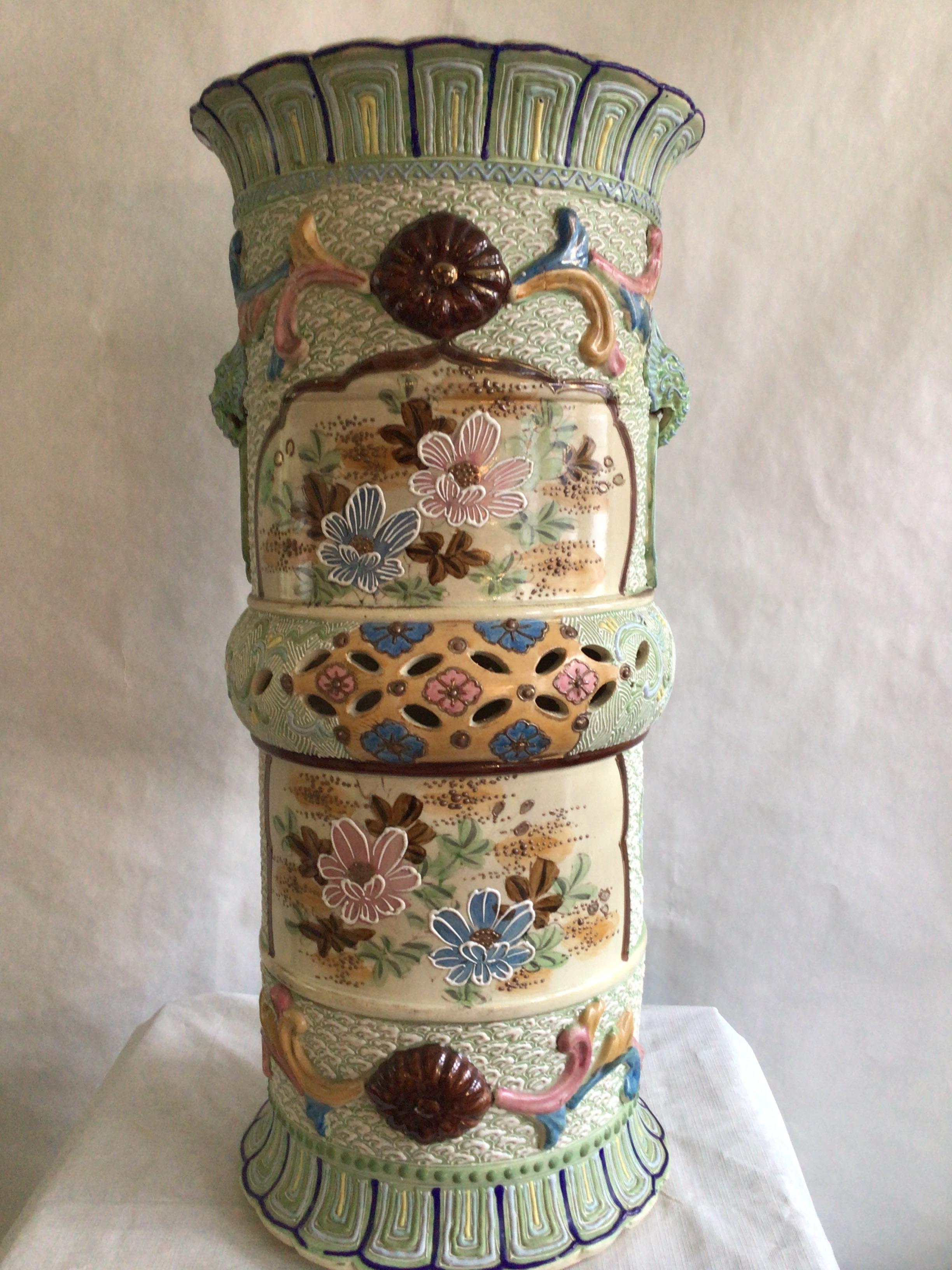 1920er Jahre Satsuma Stil keramischen Umbrella Stand mit gemalten und erhabenen Motiven im Zustand „Gut“ im Angebot in Tarrytown, NY