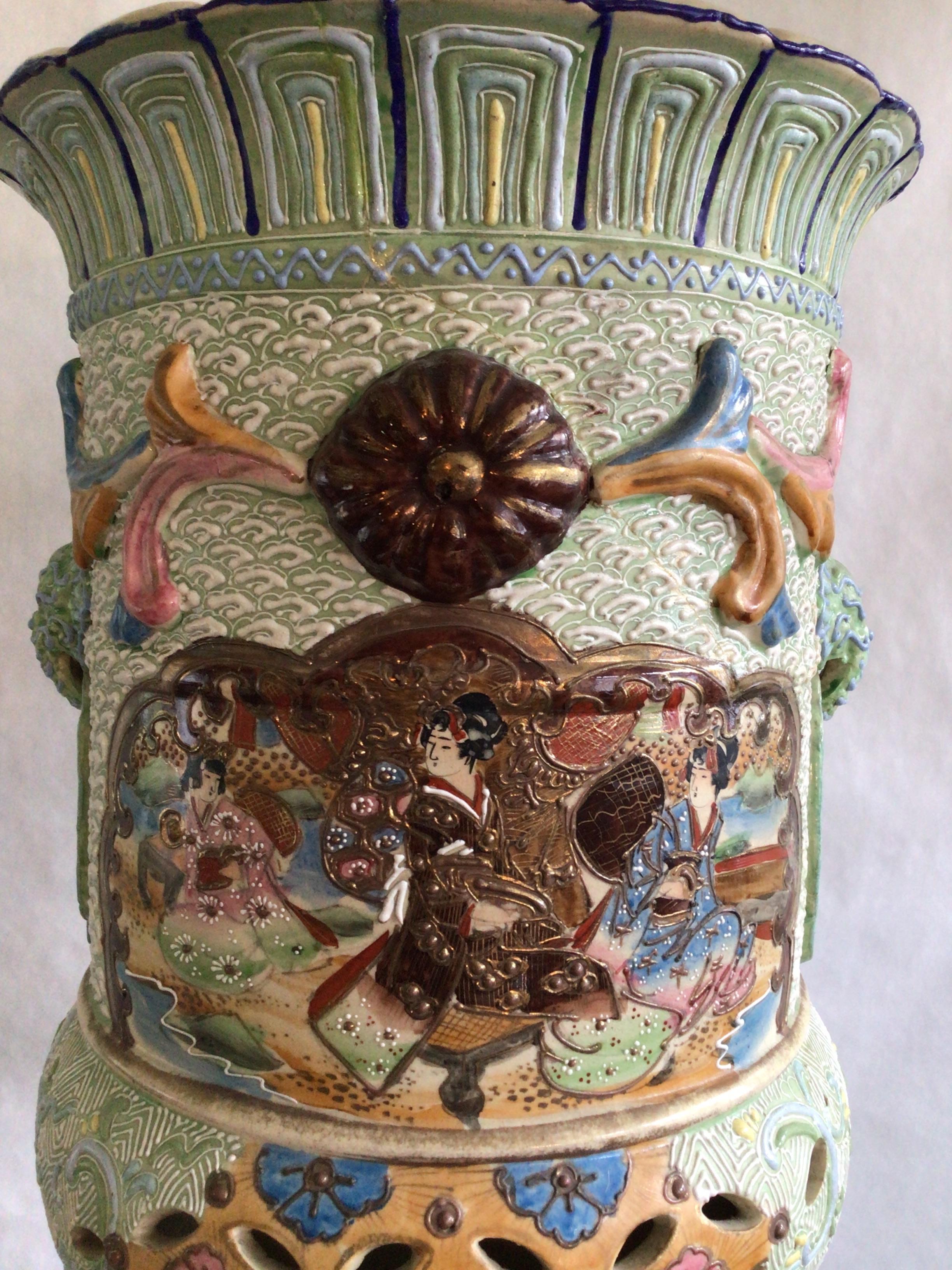 1920er Jahre Satsuma Stil keramischen Umbrella Stand mit gemalten und erhabenen Motiven (Frühes 20. Jahrhundert) im Angebot