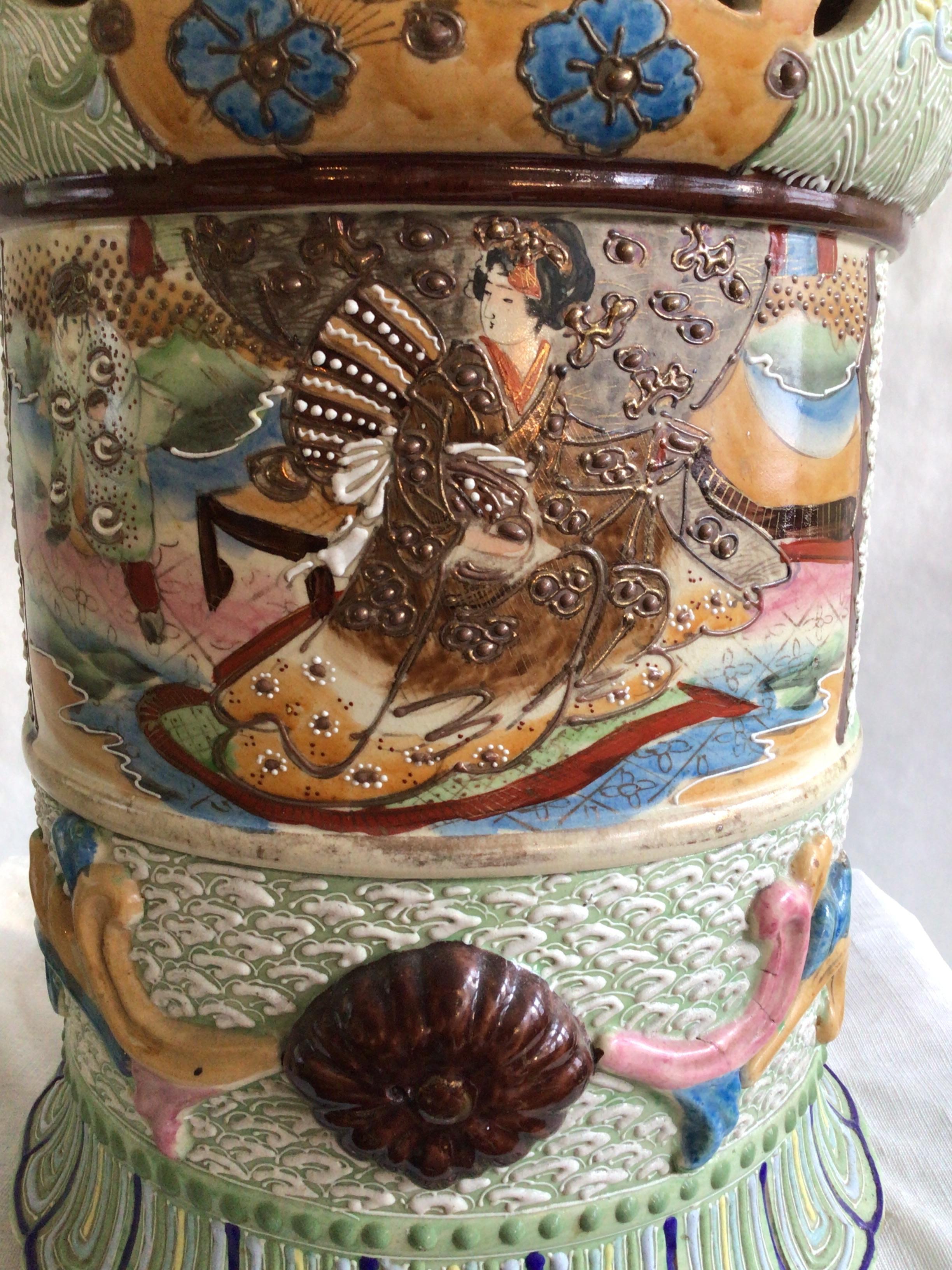 1920er Jahre Satsuma Stil keramischen Umbrella Stand mit gemalten und erhabenen Motiven (Keramik) im Angebot