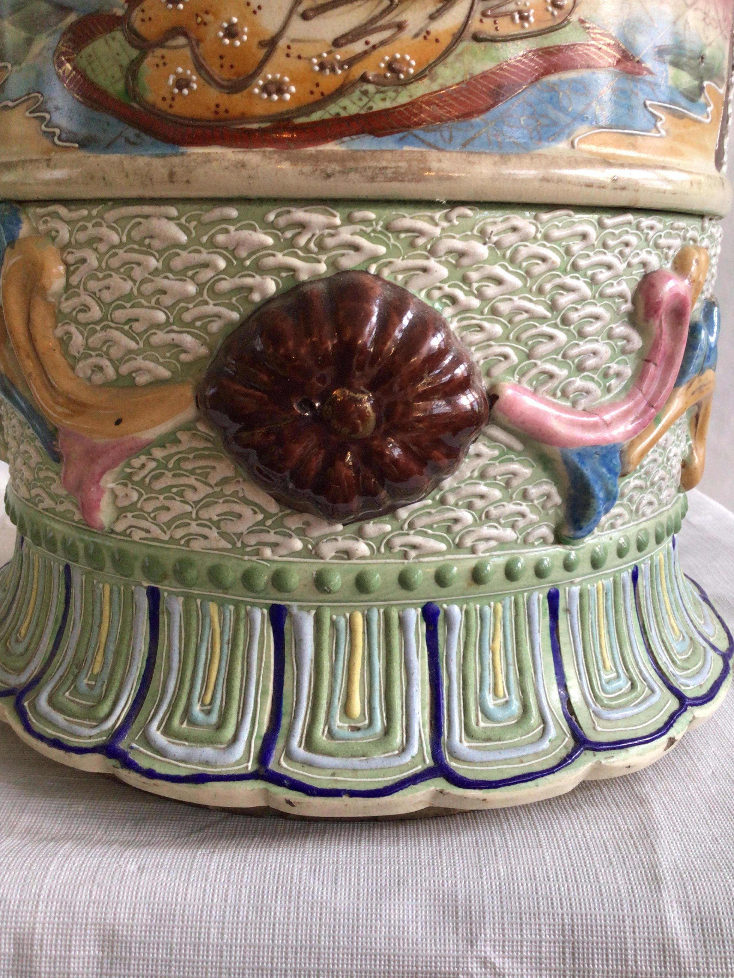 1920er Jahre Satsuma Stil keramischen Umbrella Stand mit gemalten und erhabenen Motiven im Angebot 1