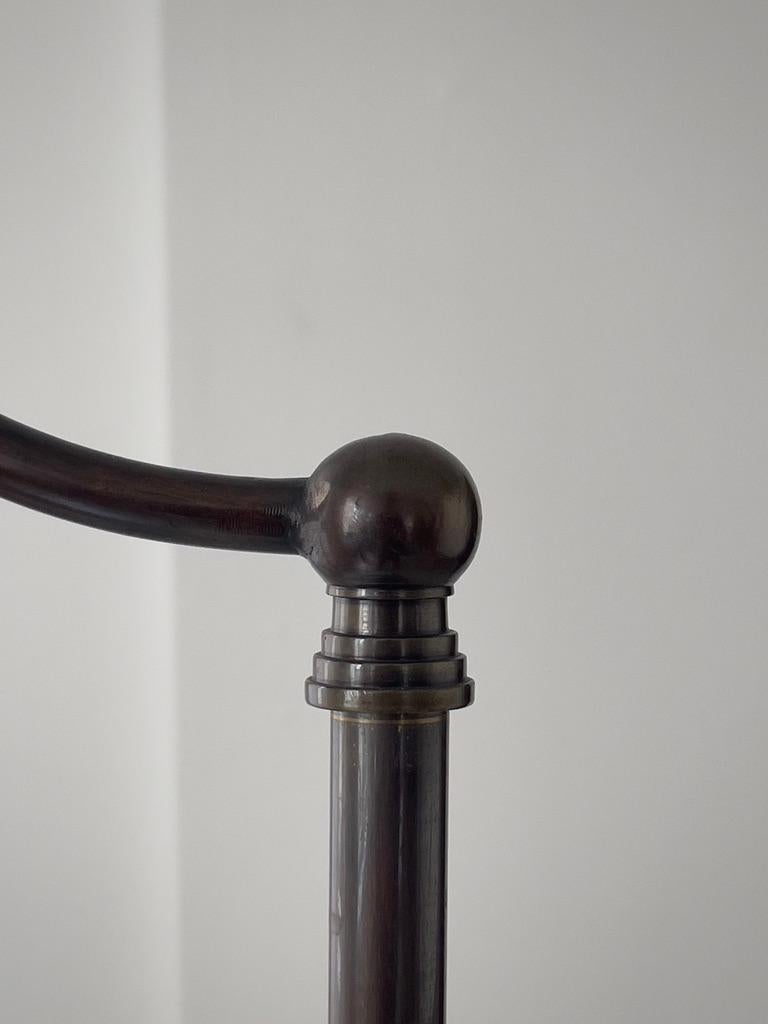 Lámpara de pie art decó escandinava de los años 20, de bronce patinado, con pantalla de lino nueva. en venta 5