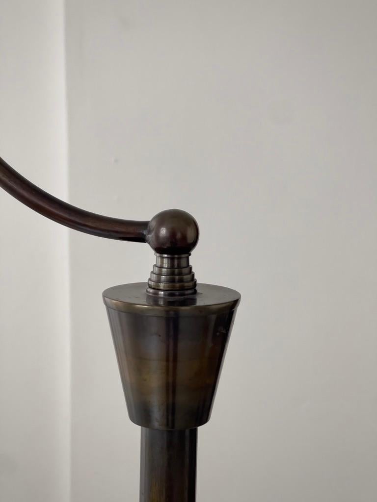Lámpara de pie art decó escandinava de los años 20, de bronce patinado, con pantalla de lino nueva. en venta 8