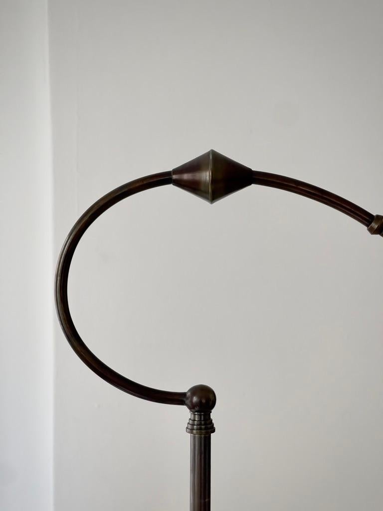 Lámpara de pie art decó escandinava de los años 20, de bronce patinado, con pantalla de lino nueva. Danés en venta