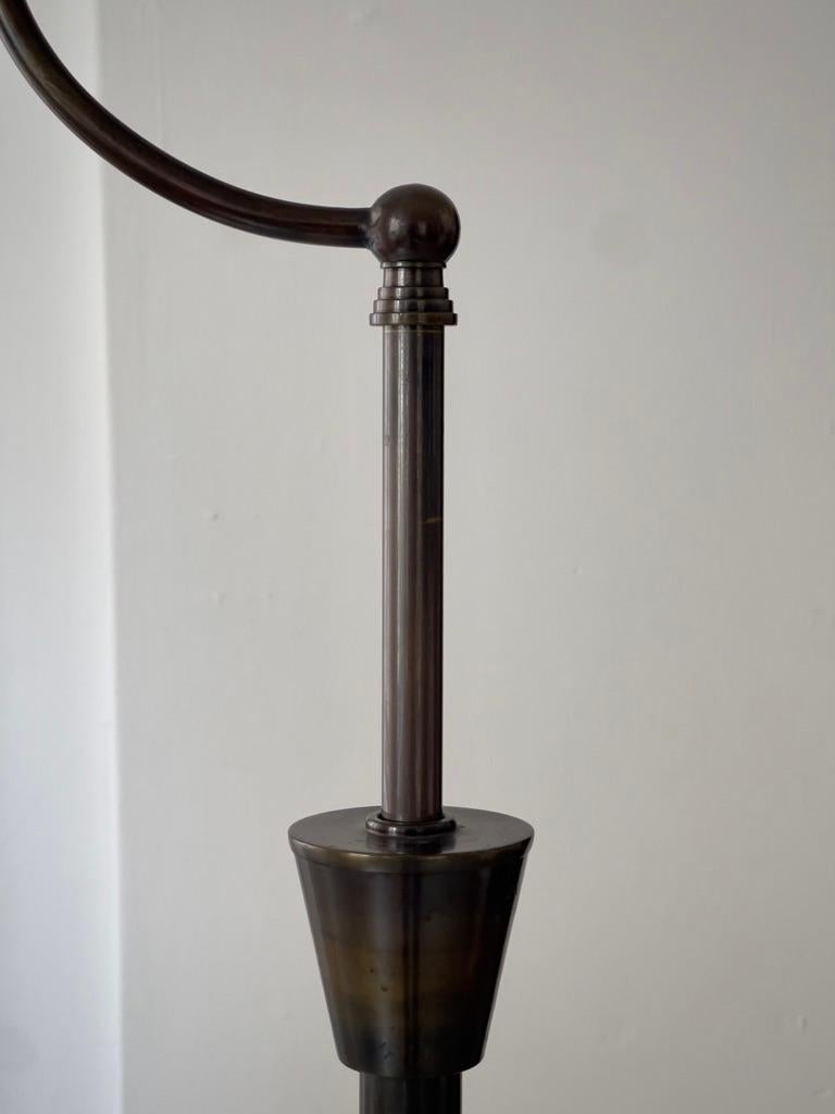 Lámpara de pie art decó escandinava de los años 20, de bronce patinado, con pantalla de lino nueva. Hecho a mano en venta