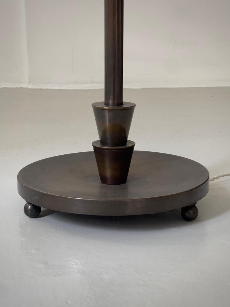 Lámpara de pie art decó escandinava de los años 20, de bronce patinado, con pantalla de lino nueva. Bronce en venta