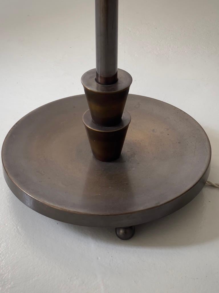 Lámpara de pie art decó escandinava de los años 20, de bronce patinado, con pantalla de lino nueva. en venta 1