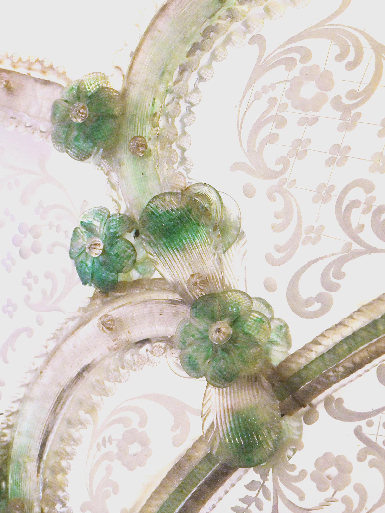Ein italienischer Spiegel aus venezianischem Glas im Rokoko-Stil. Die große ovale abgeschrägten zentriert Glas durch Abschnitte mit geätzten Glas floralen Kranz Motive durch mundgeblasene Abschnitte von Meerschaum grünem Murano-Glas geteilt umgeben.