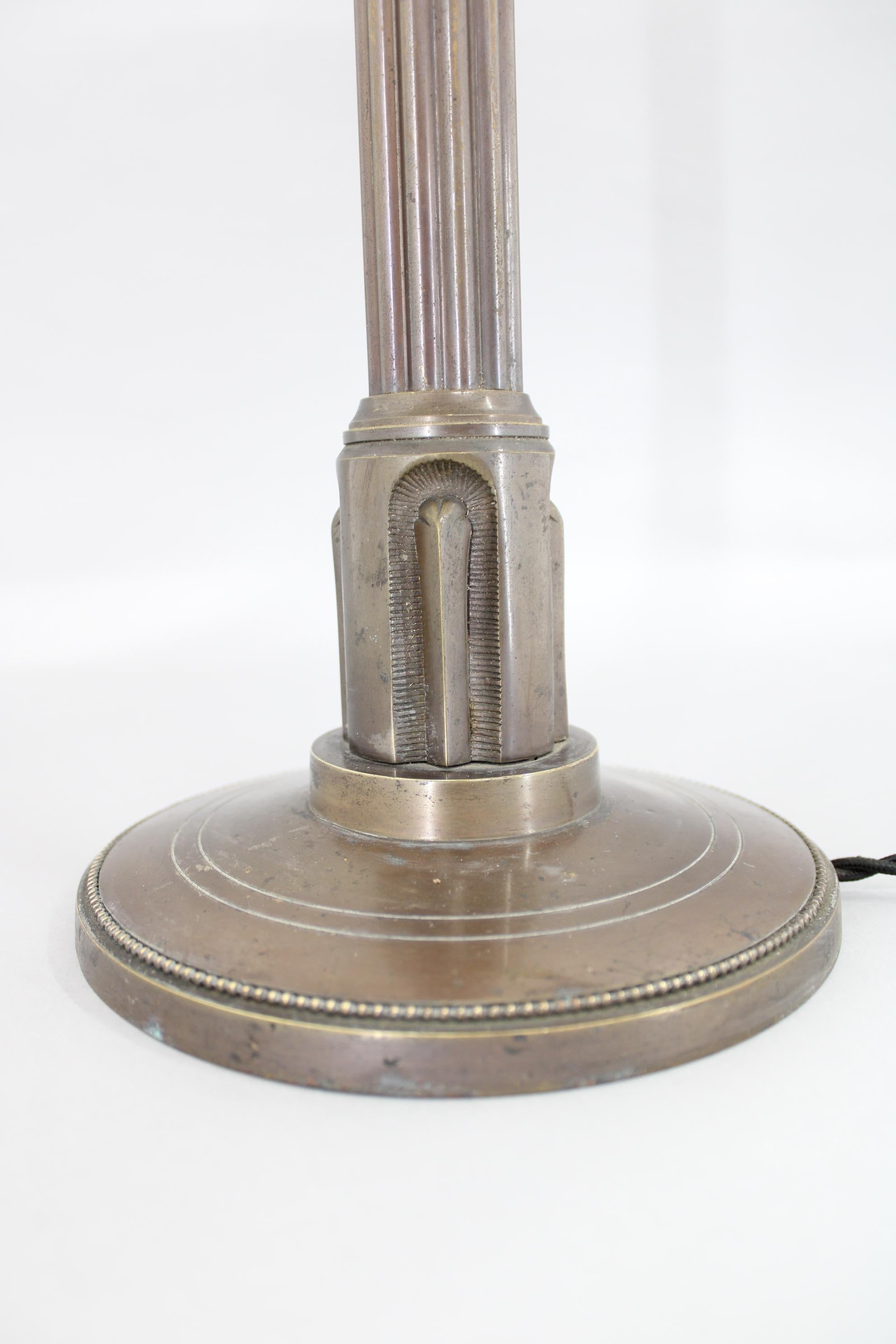 20ième siècle Lampe de table en laiton et verre de la Sécession des années 1920, Tchécoslovaquie en vente