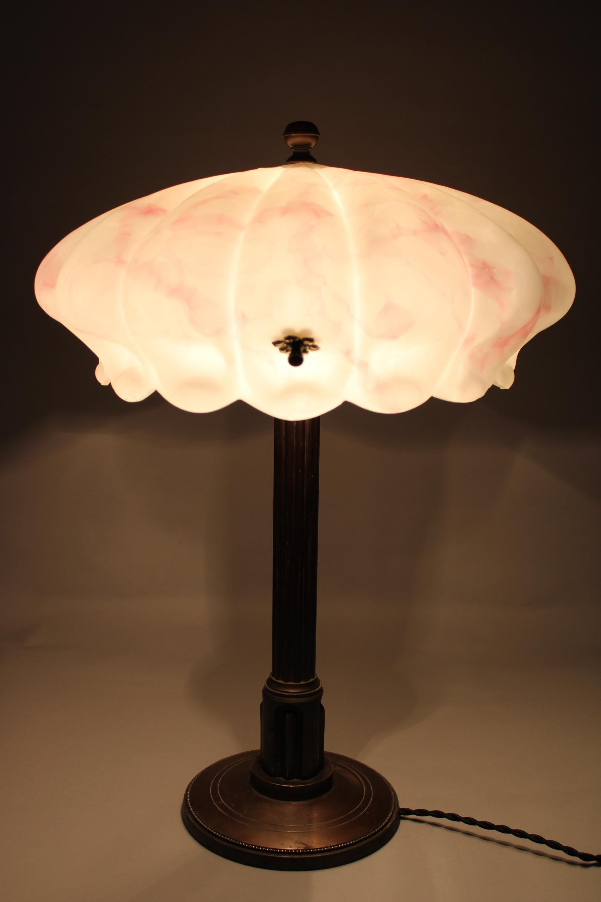 Lampe de table en laiton et verre de la Sécession des années 1920, Tchécoslovaquie en vente 2