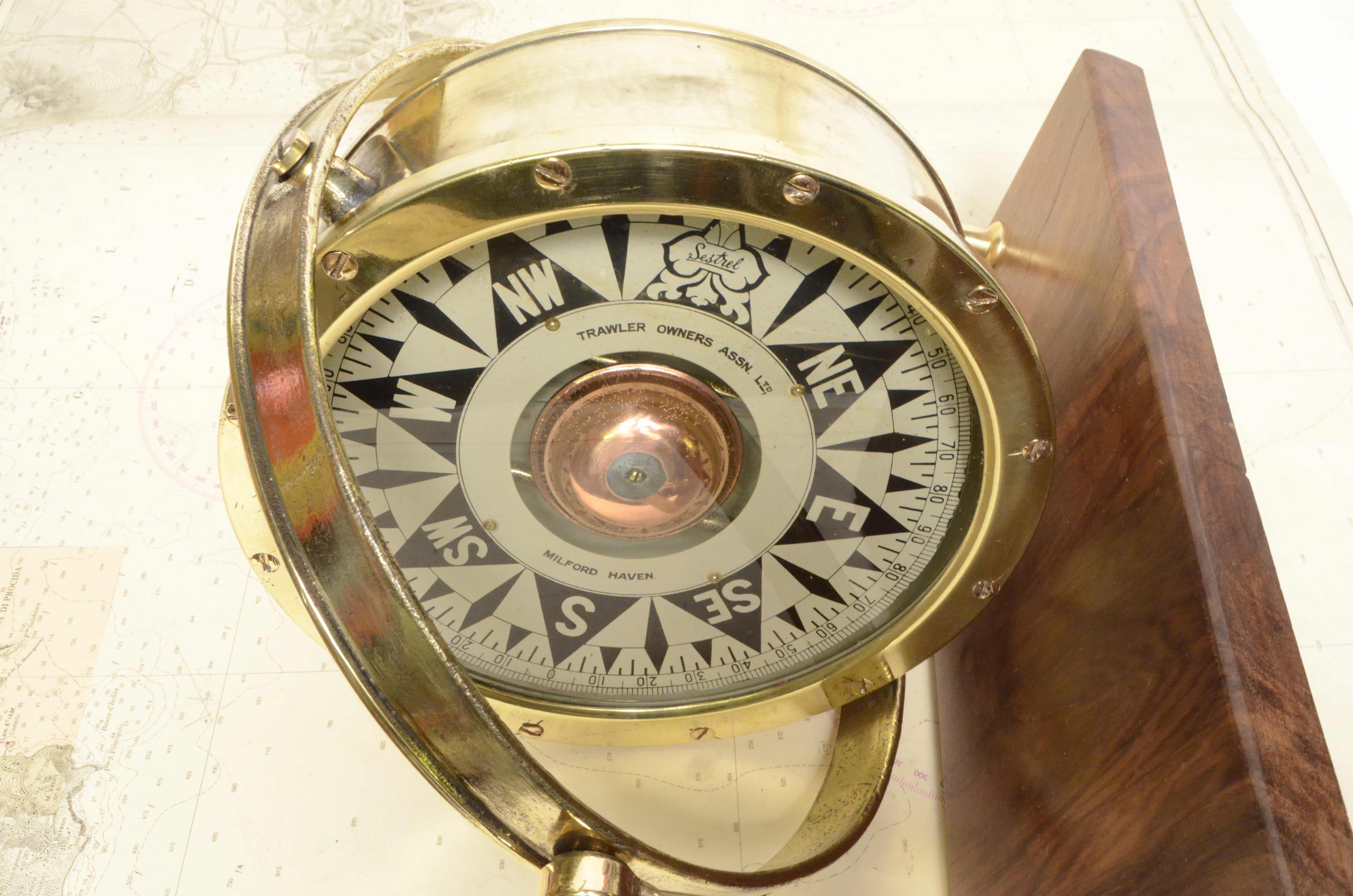 Ancien dispositif de navigation maritime ancien en laiton Sestrel pour Gimbal Compass, années 1920 3
