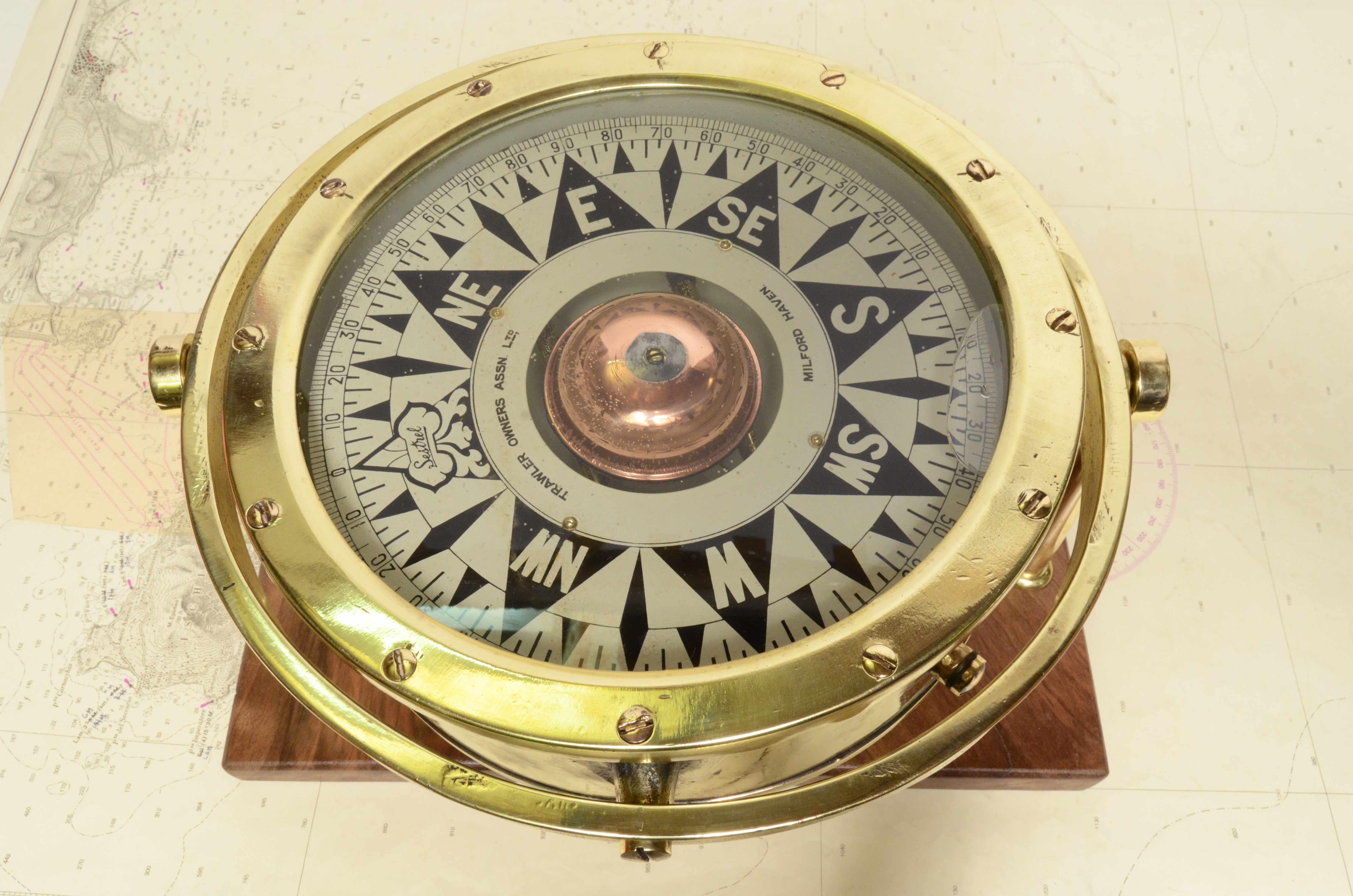 1920s Sestrel Brass Nautical Gimbal Compass Antique Maritime Navigation Device In Good Condition In Milan, IT