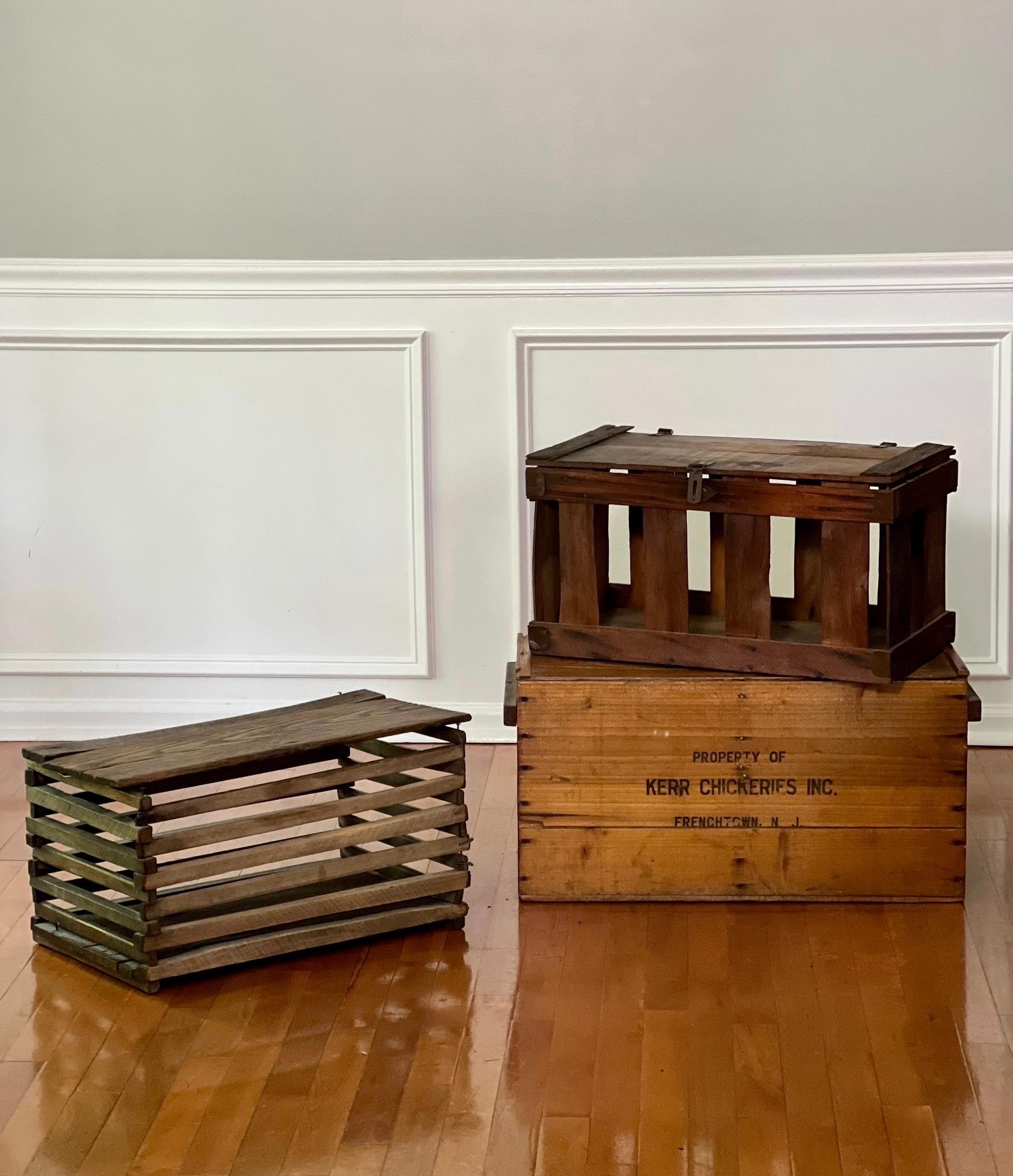 Encantadoras cajas de Kerr Chickeries de Frenchtown, Nueva Jersey, de la década de 1920.  Cada una es diferente, lo que da al conjunto interés visual y muchas posibilidades de disposición. Utilízalos como mesas, para guardar la luz, expositores para