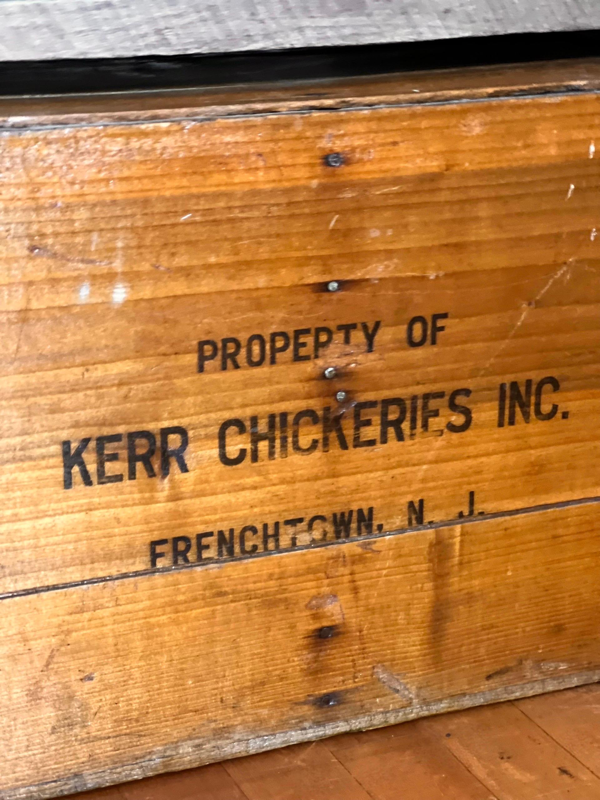 Conjunto de tres cajas de criadero de pollos Kerr de los años 20 Metal en venta