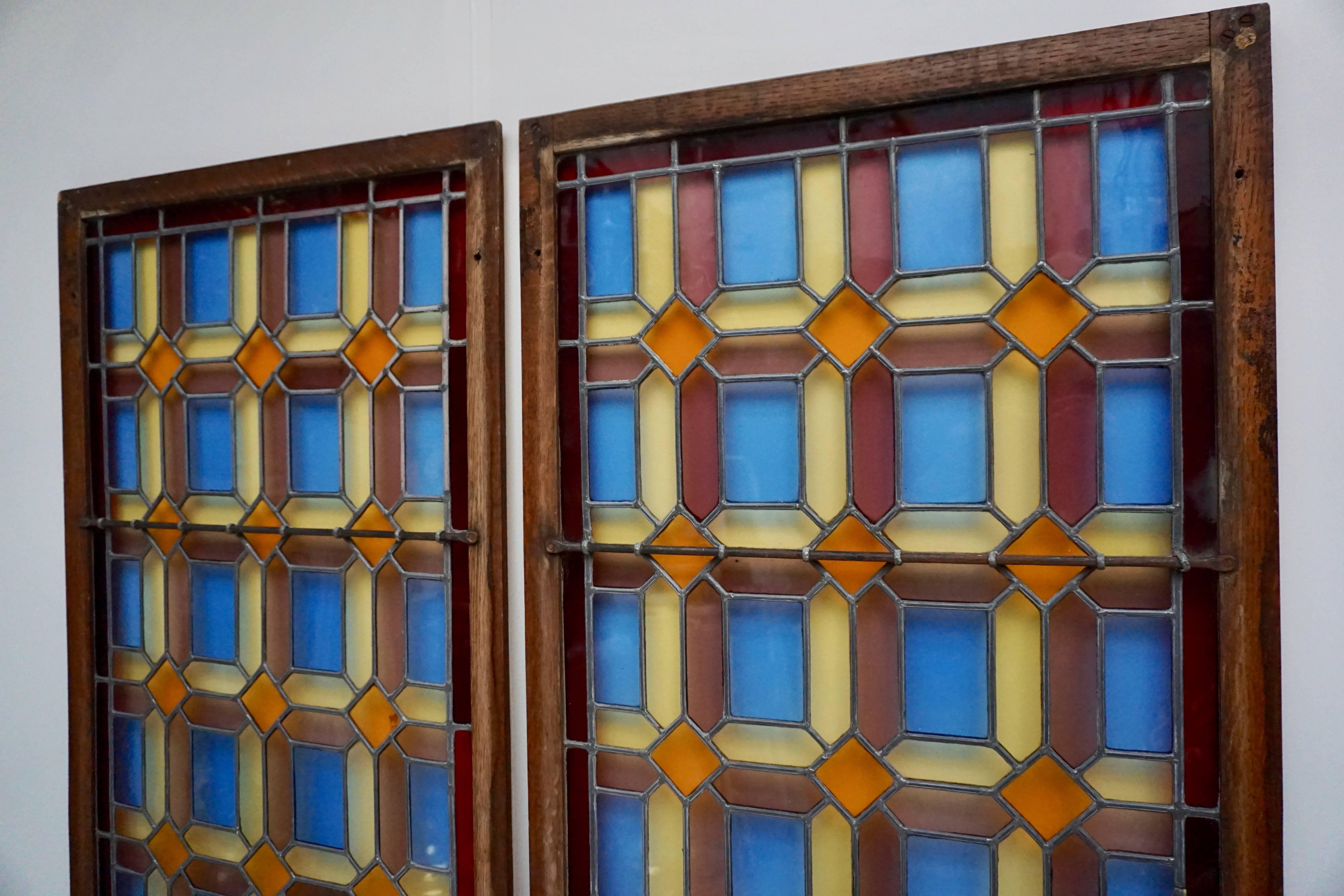 Eine von zwei mehrfarbigen Glasmalerei-Fensterscheiben 4