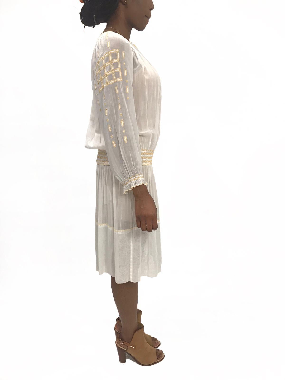 robe folklorique bohème en coton transparent des années 1920 avec broderie à la main et smocking jaunes
