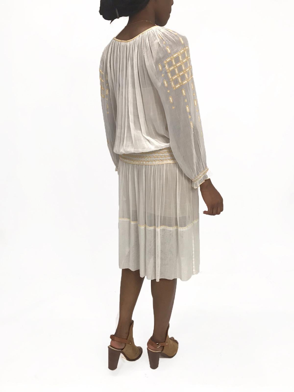Beige Robe folklorique bohème en coton transparent des années 1920 avec broderie jaune à la main et smocks en vente