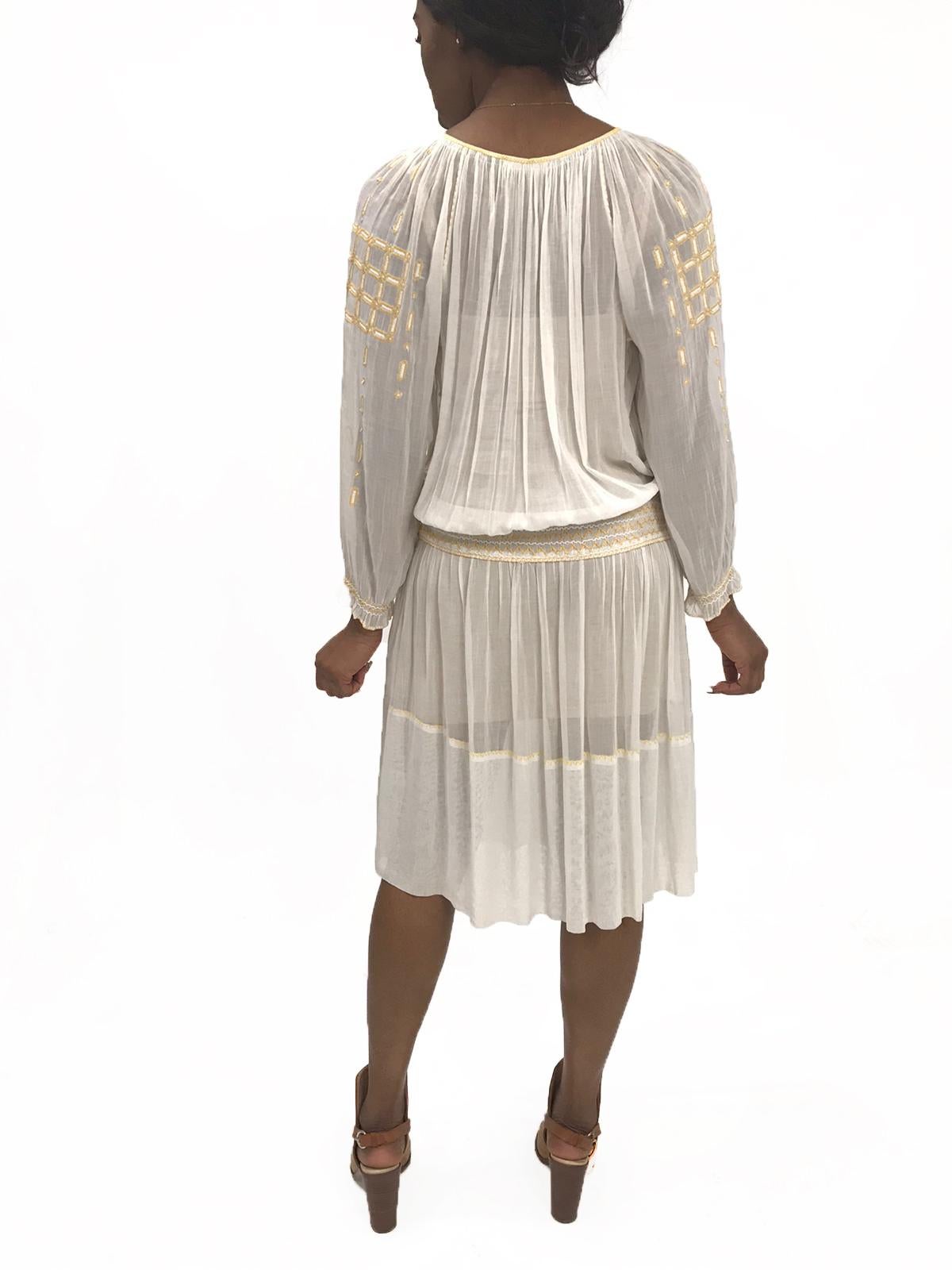 Robe folklorique bohème en coton transparent des années 1920 avec broderie jaune à la main et smocks en vente 2